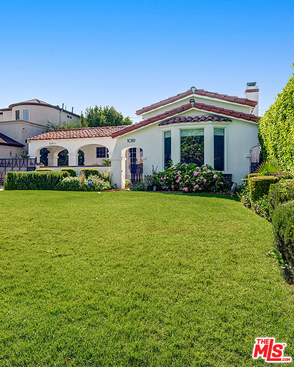 Los Angeles, California, 90019, United States, 4 Bedrooms Bedrooms, ,3 BathroomsBathrooms,Residential,For Sale,1924996