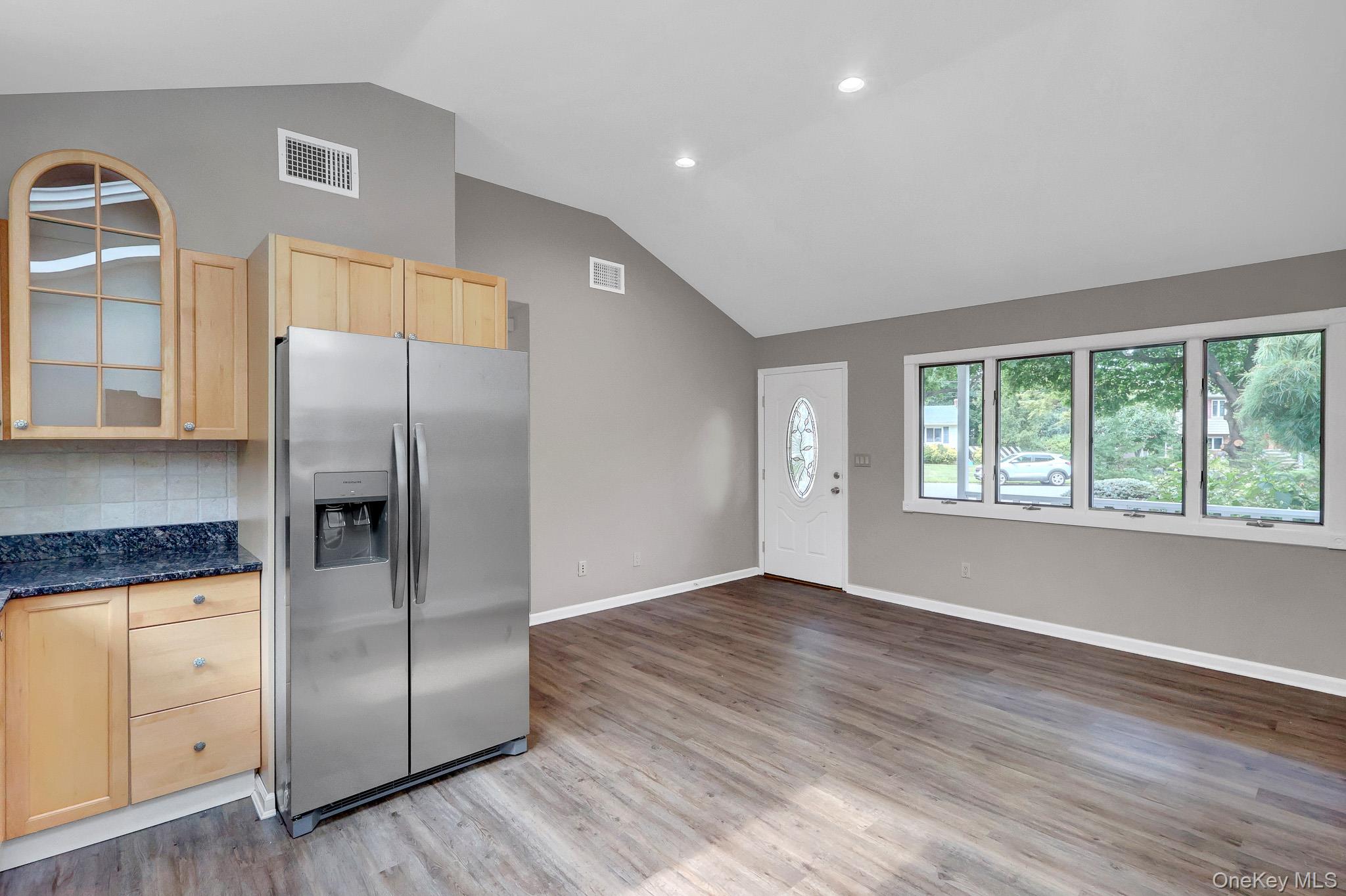  466 W 4th Street, West Islip, NY, 11795 - 物件實景