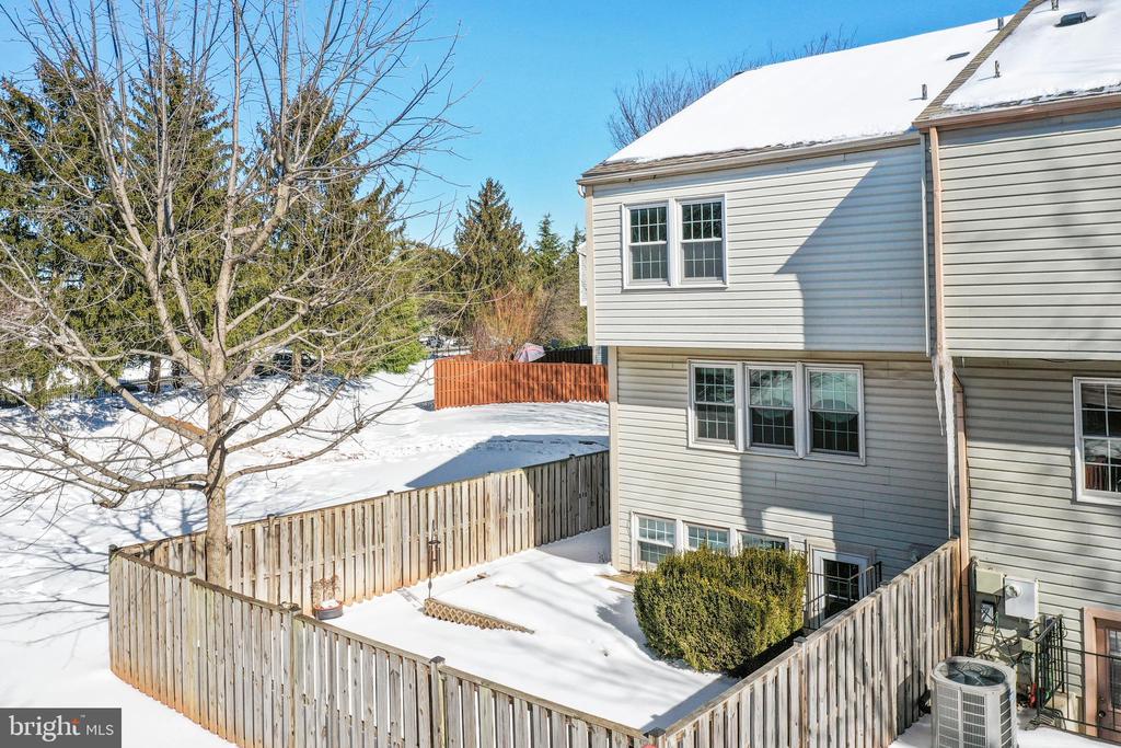 Sterling, Virginia, 20164, United States, 2 Bedrooms Bedrooms, ,3 BathroomsBathrooms,Residential,For Sale,2015095