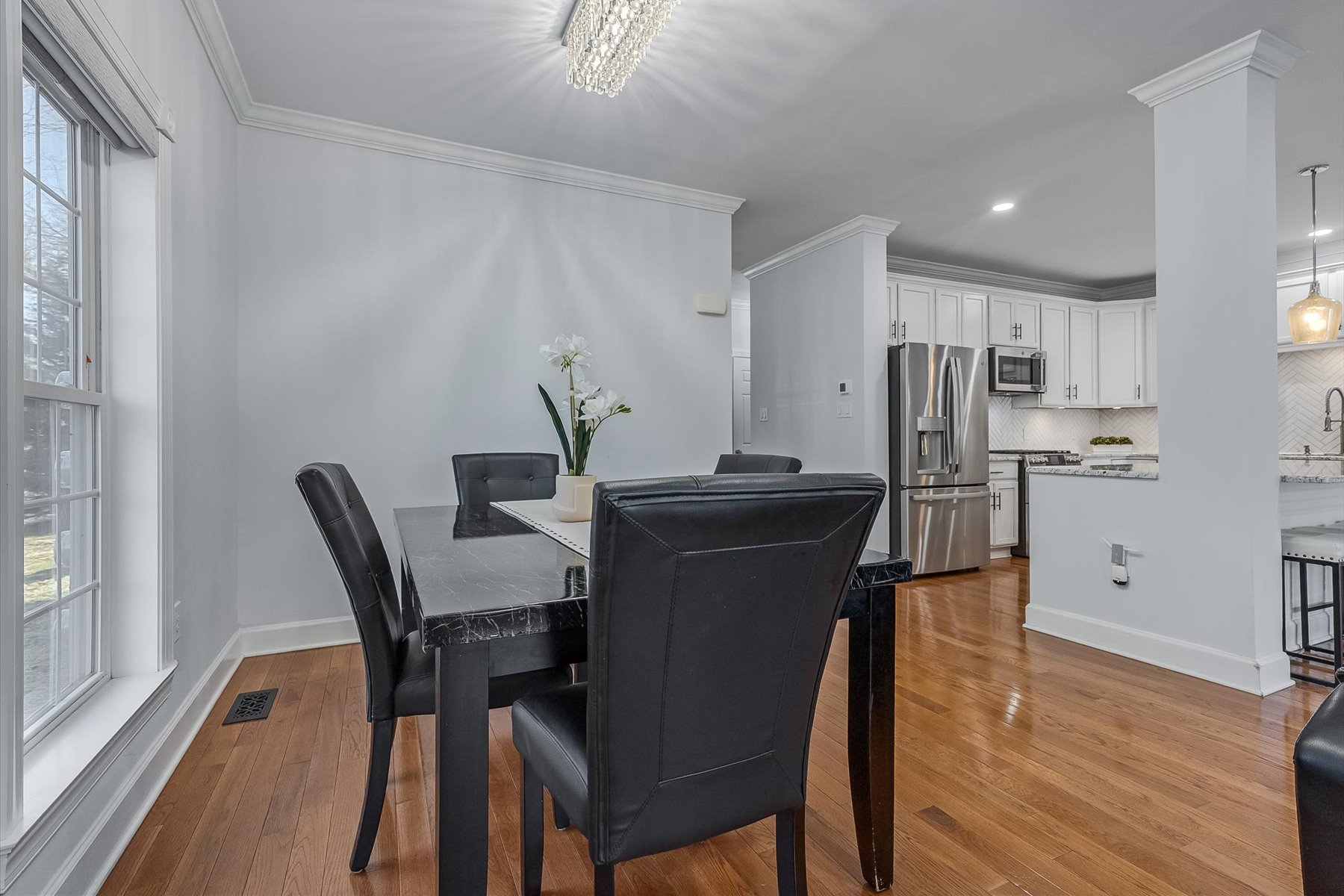  Experience Urban Luxury with this End-Unit Townhome - 物件實景