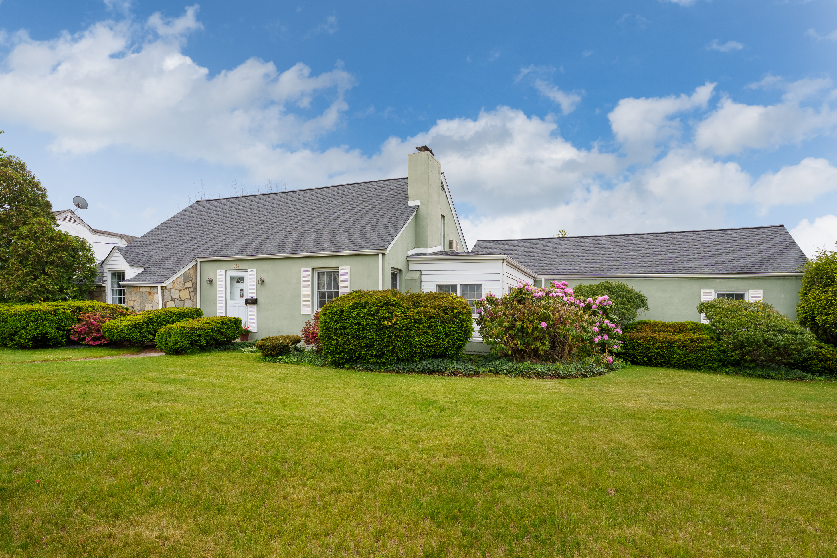  Well-Maintained Cape with Spacious Rooms and a Three-Car Garage - 物件實景