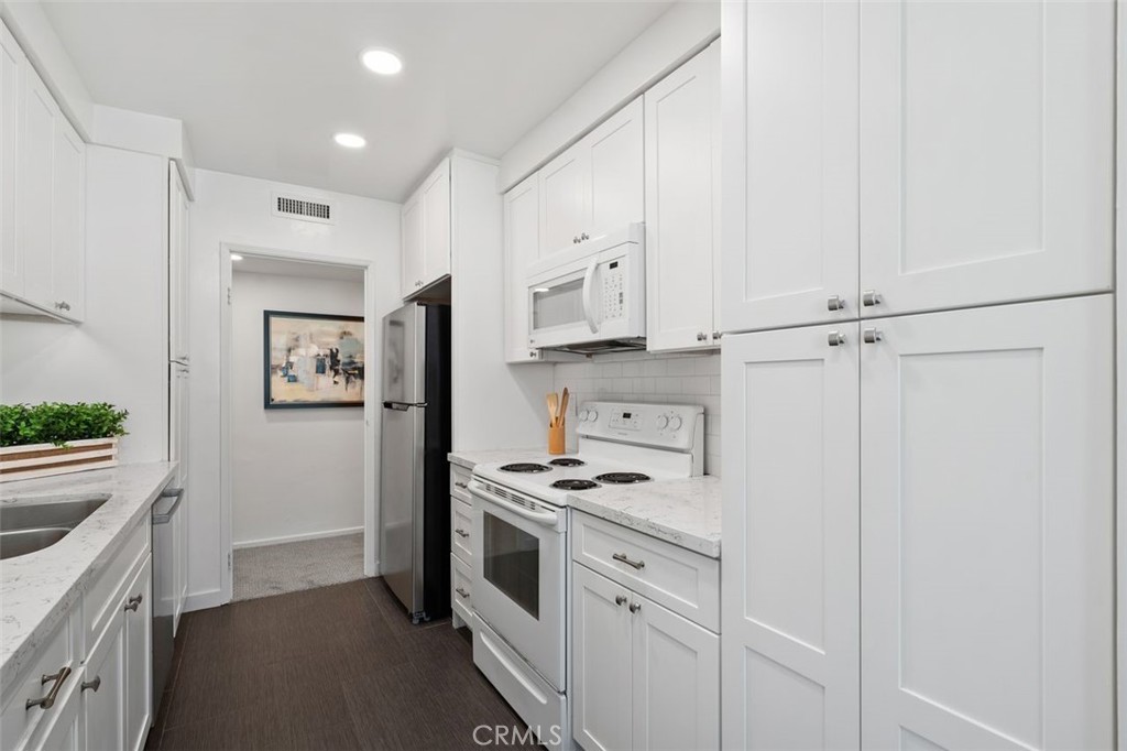Los Angeles, California, 90024, United States, 2 Bedrooms Bedrooms, ,2 BathroomsBathrooms,Residential,For Sale,1938938