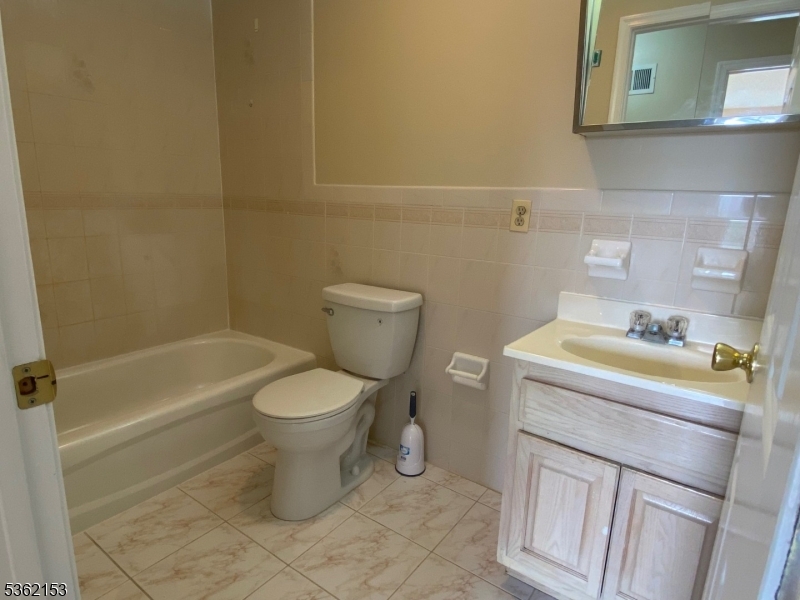 Newark City, New Jersey, 07105, United States, 2 Bedrooms Bedrooms, ,3 BathroomsBathrooms,Residential,For Sale,1849071