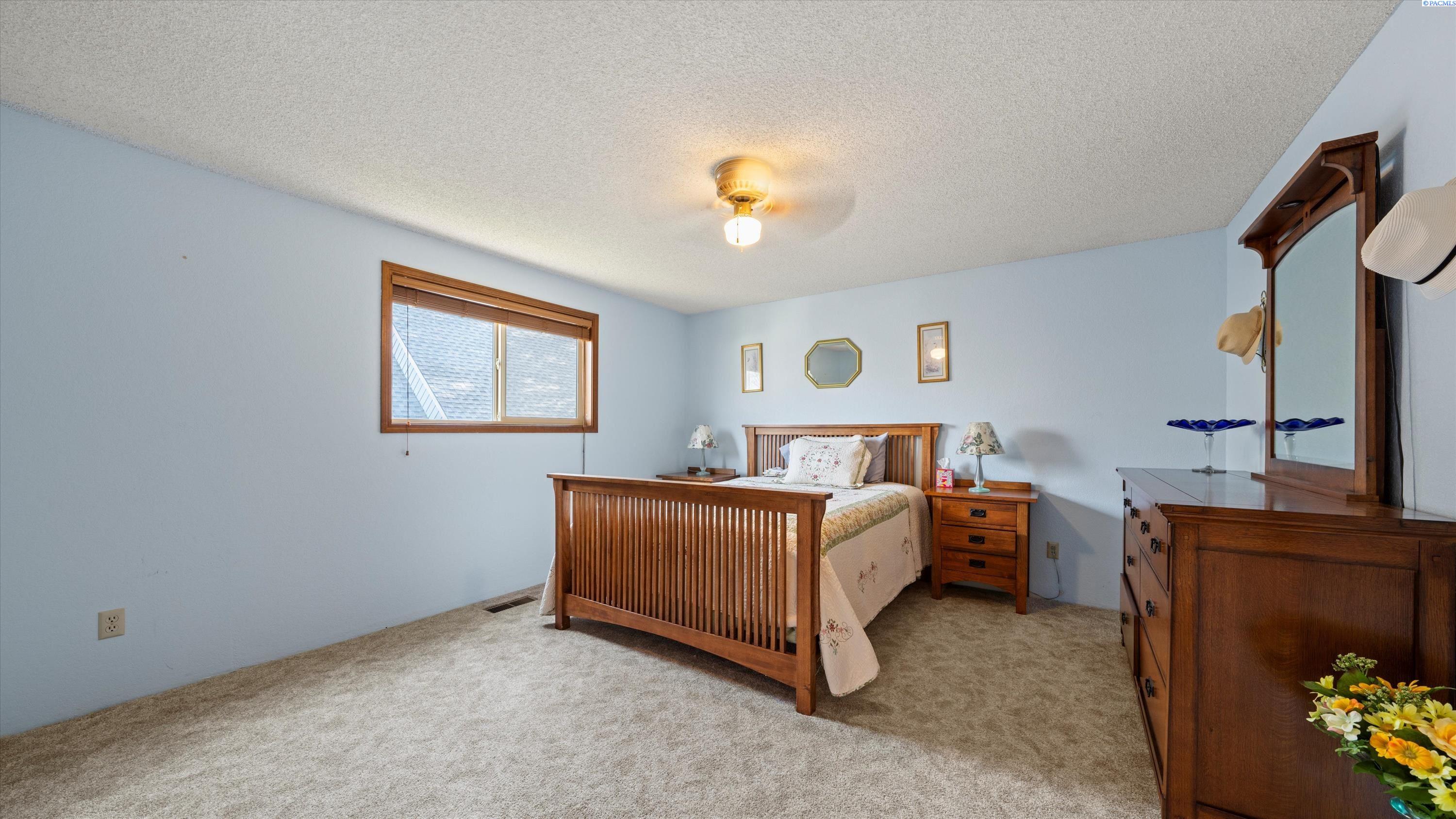 Richland, Washington, 99352, United States, 5 Bedrooms Bedrooms, ,1 BathroomBathrooms,Residential,For Sale,1991452