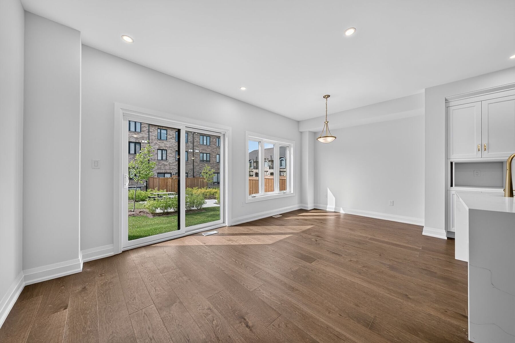  Brand New Luxurious Townhome - 物件實景