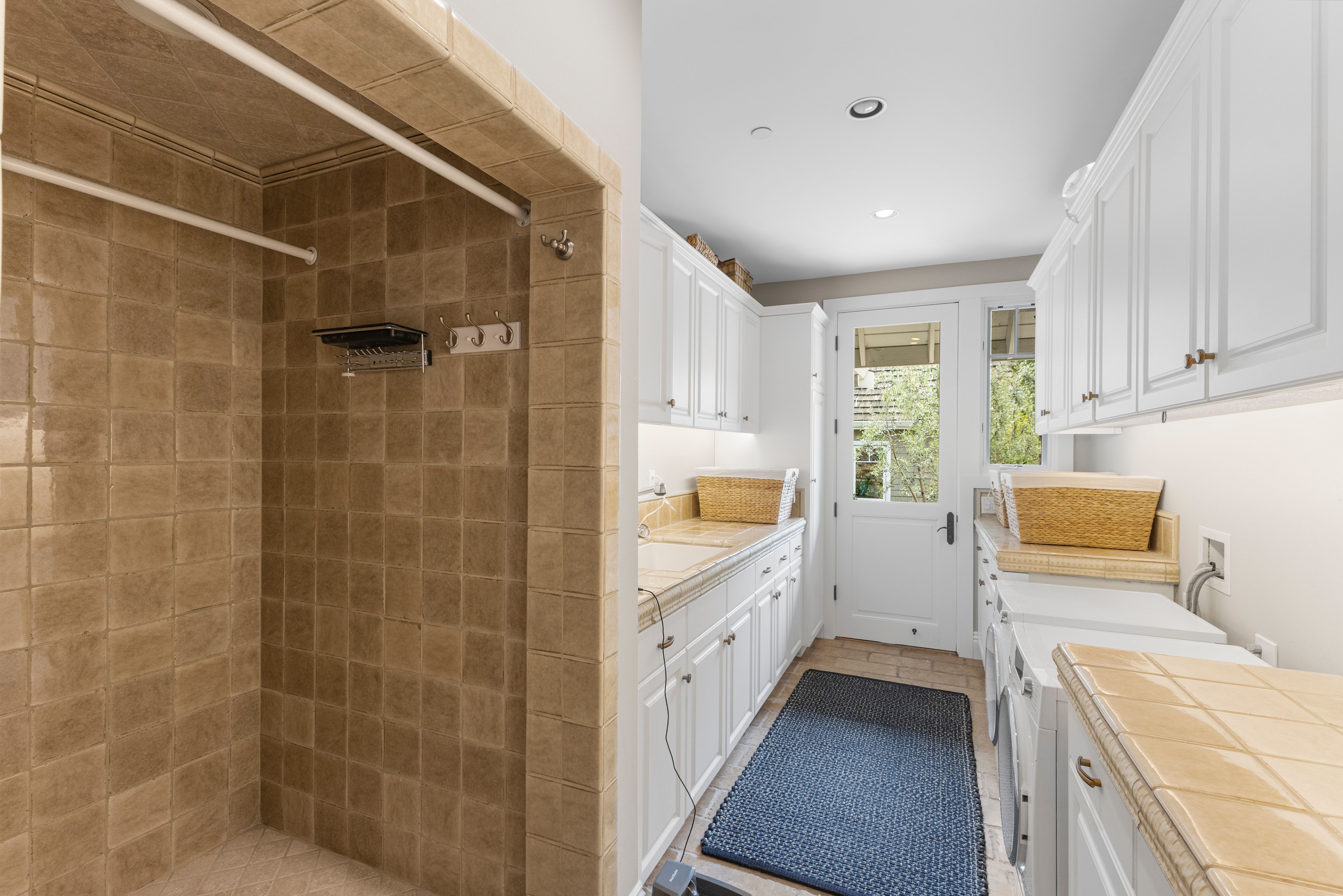  A Private One-Acre Compound Defined by Craftsmanship, Scale and Resort Living - 物件實景