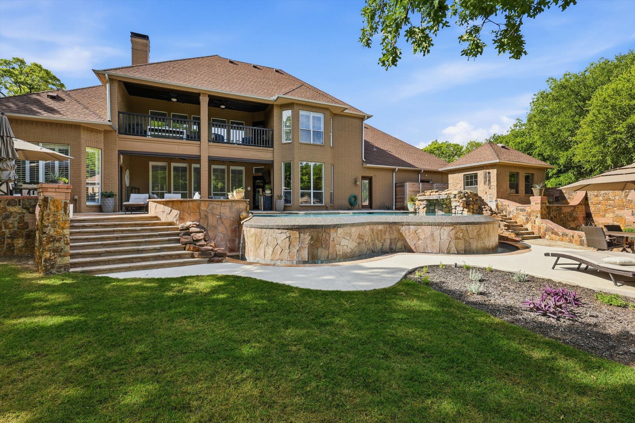  Resort-Style Estate Living on 1.9 Wooded Acres in Prestigious Shadow Wood Estate - 物件實景