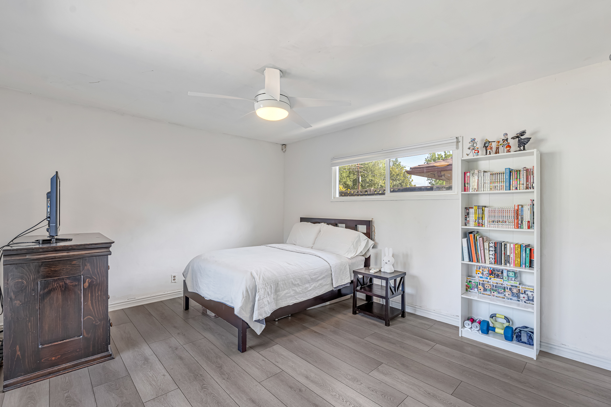  6626 Burnet Avenue - 物件實景