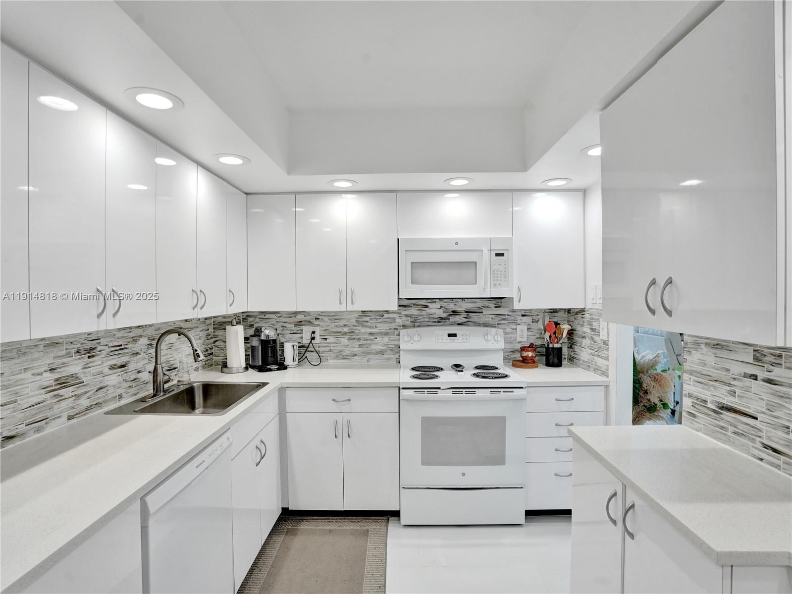 Hollywood, Florida, 33021, United States, 2 Bedrooms Bedrooms, ,3 BathroomsBathrooms,Residential,For Sale,1997464