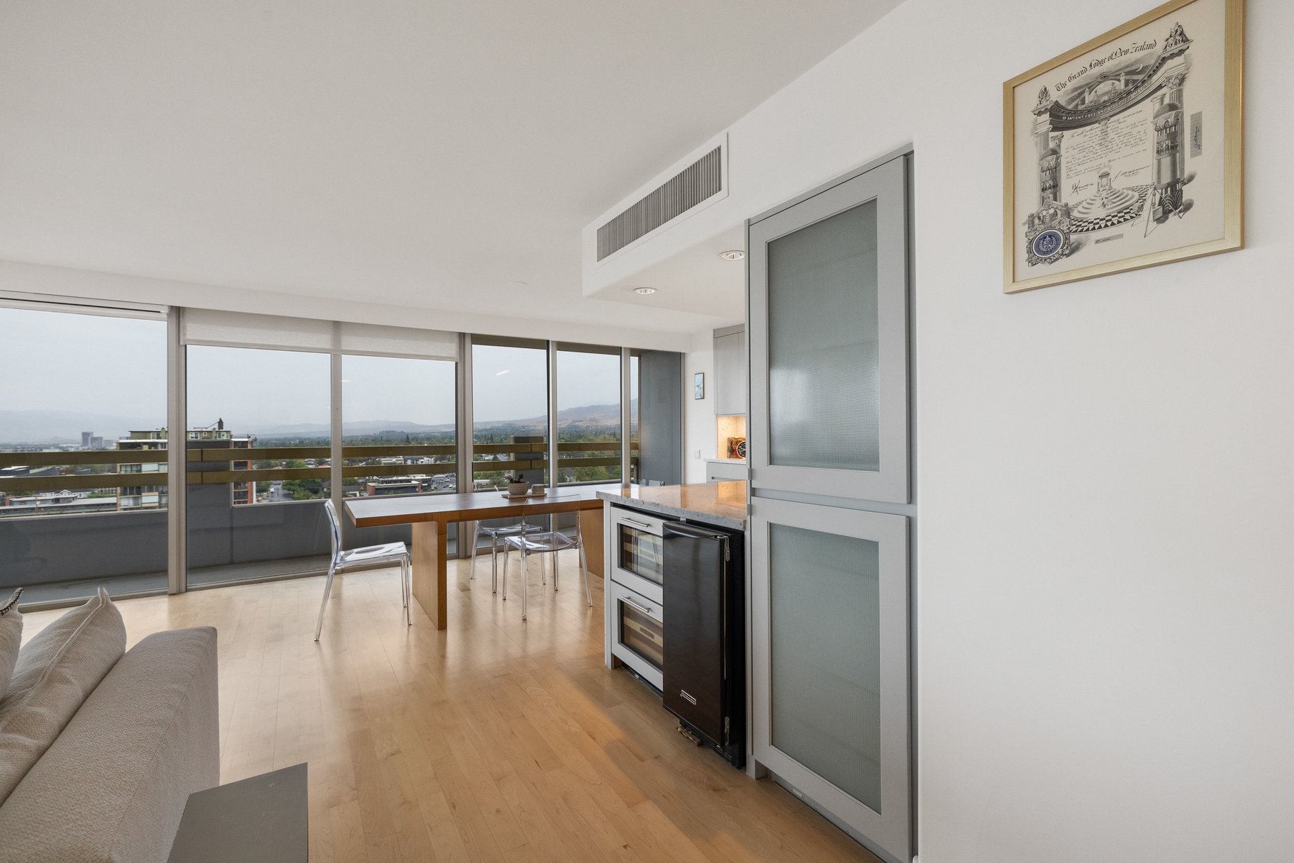  Chic Downtown Condo with Mountain & River Views - 物件實景