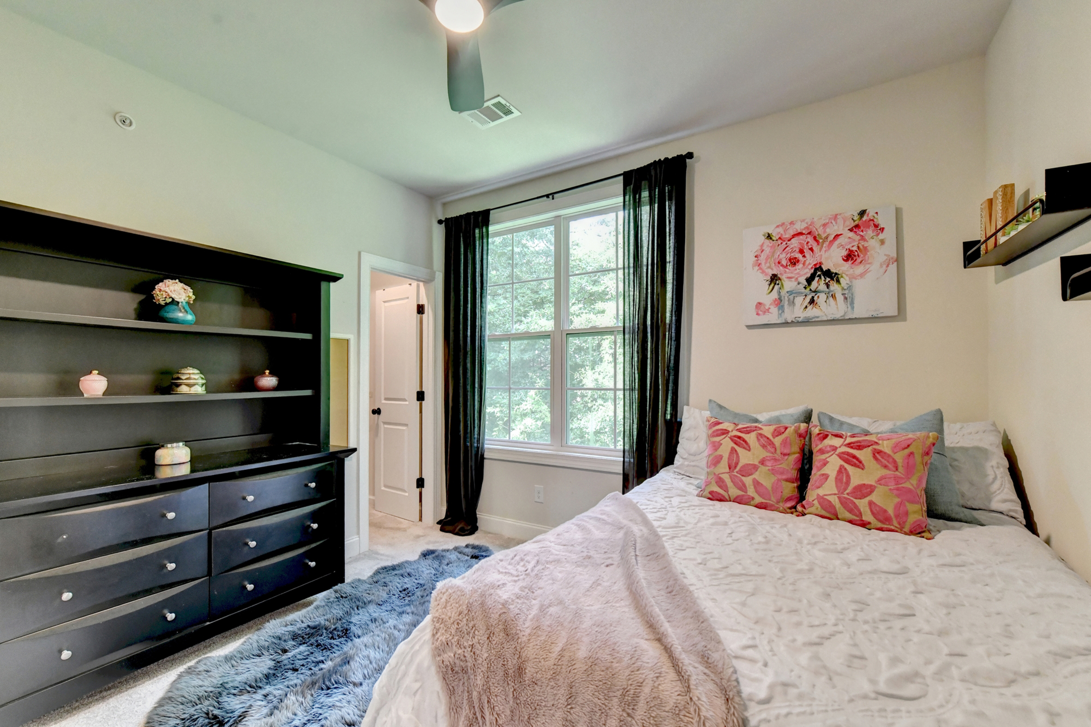  Welcome Home to this Magnificent Three-Story Townhome - 物件實景