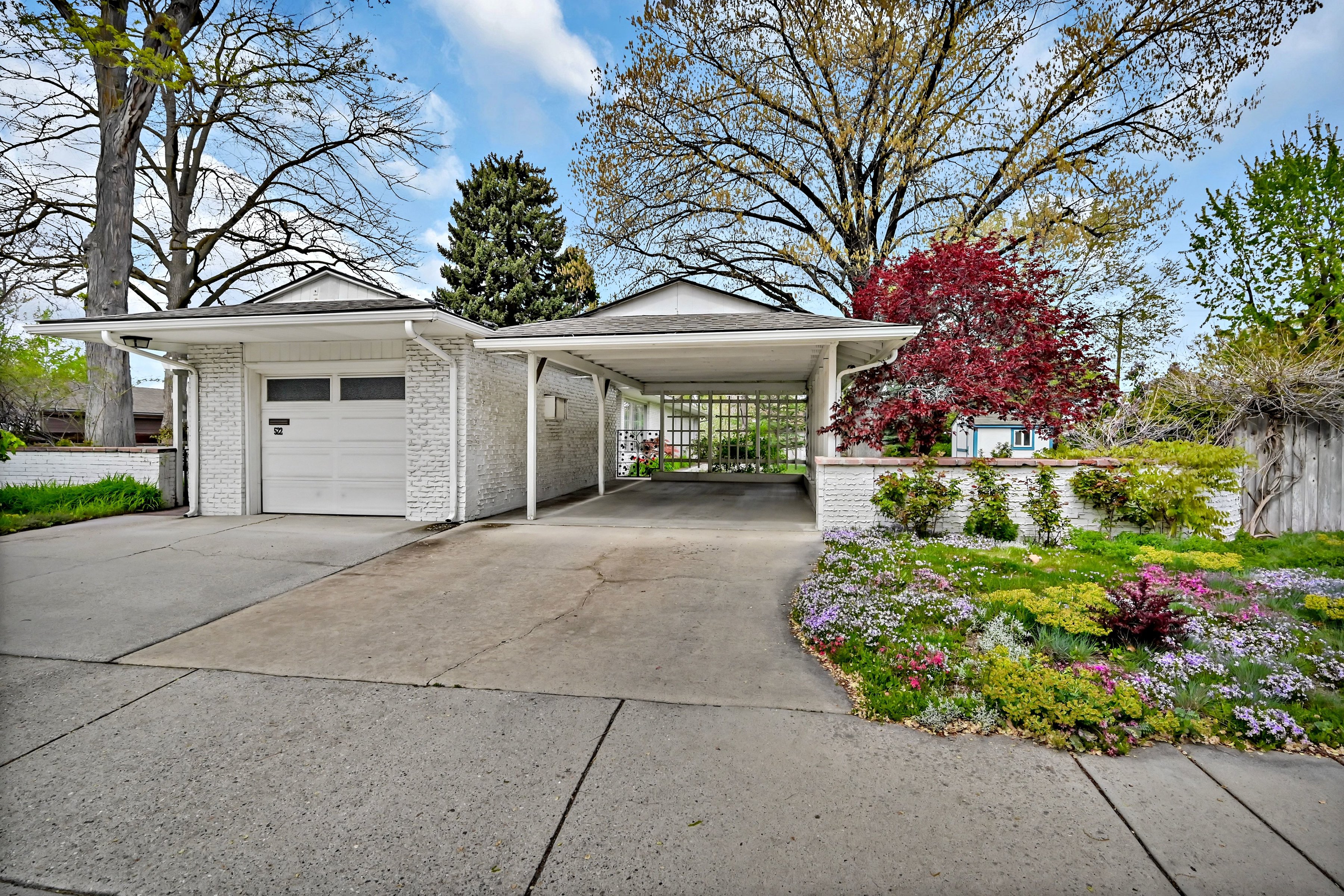  Storybook Single-Level Brick Cottage with Privacy and Expansive Gardens - 物件實景