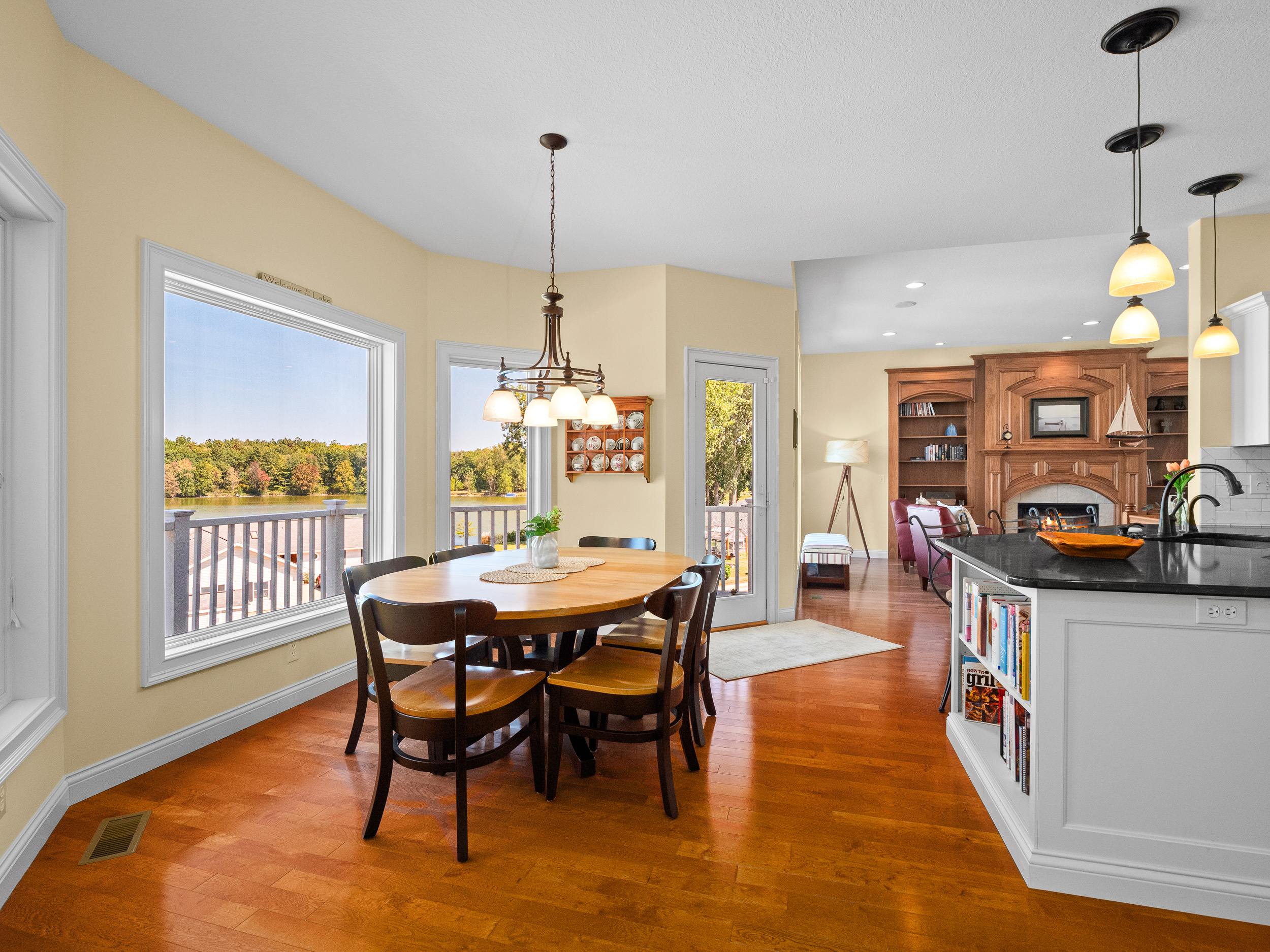  Stunning Updated Ranch with Finished Walk-Out Lower Level - 物件實景