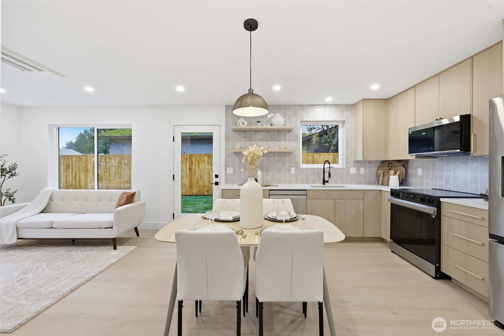 Seattle, Washington, 98133, United States, 3 Bedrooms Bedrooms, ,2 BathroomsBathrooms,Residential,For Sale,1992896