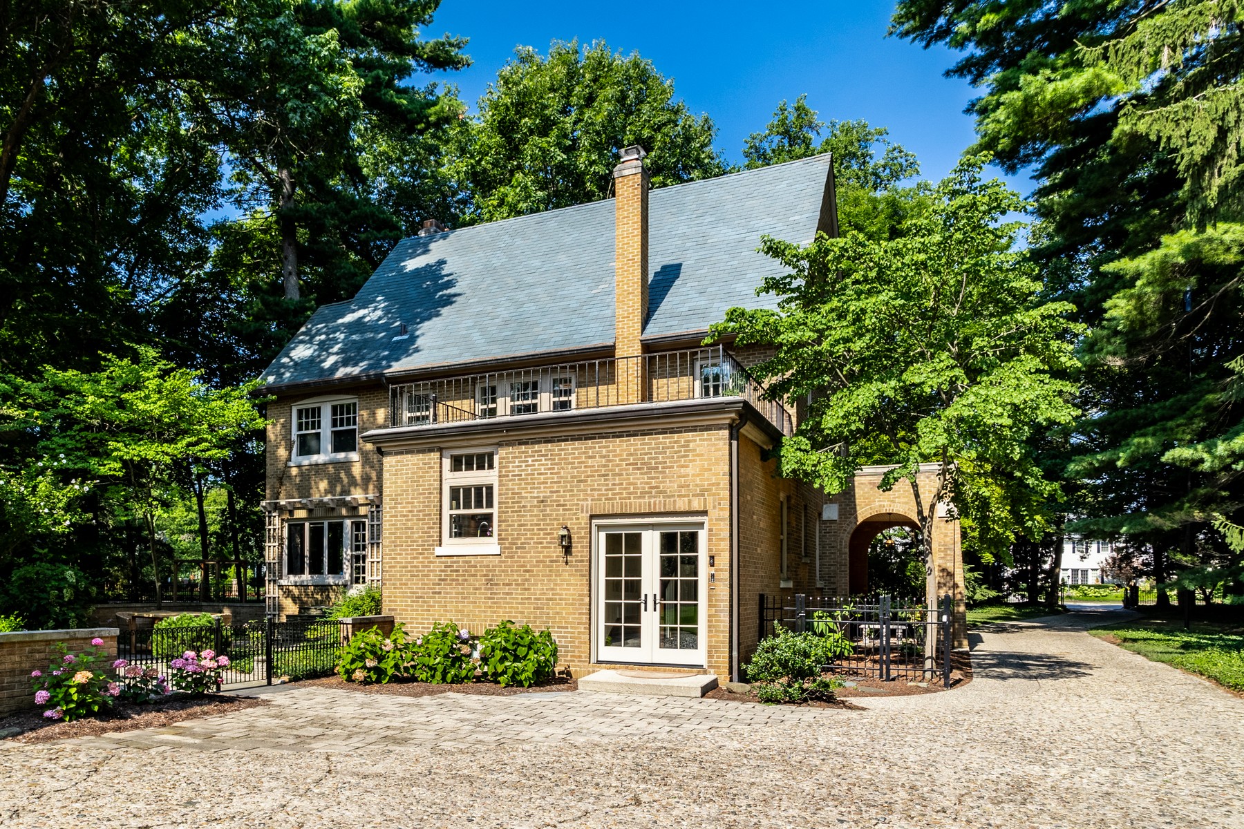  Gated English Tudor Home on One of the Most Desirable Blocks in Meridian Kessler - 物件實景