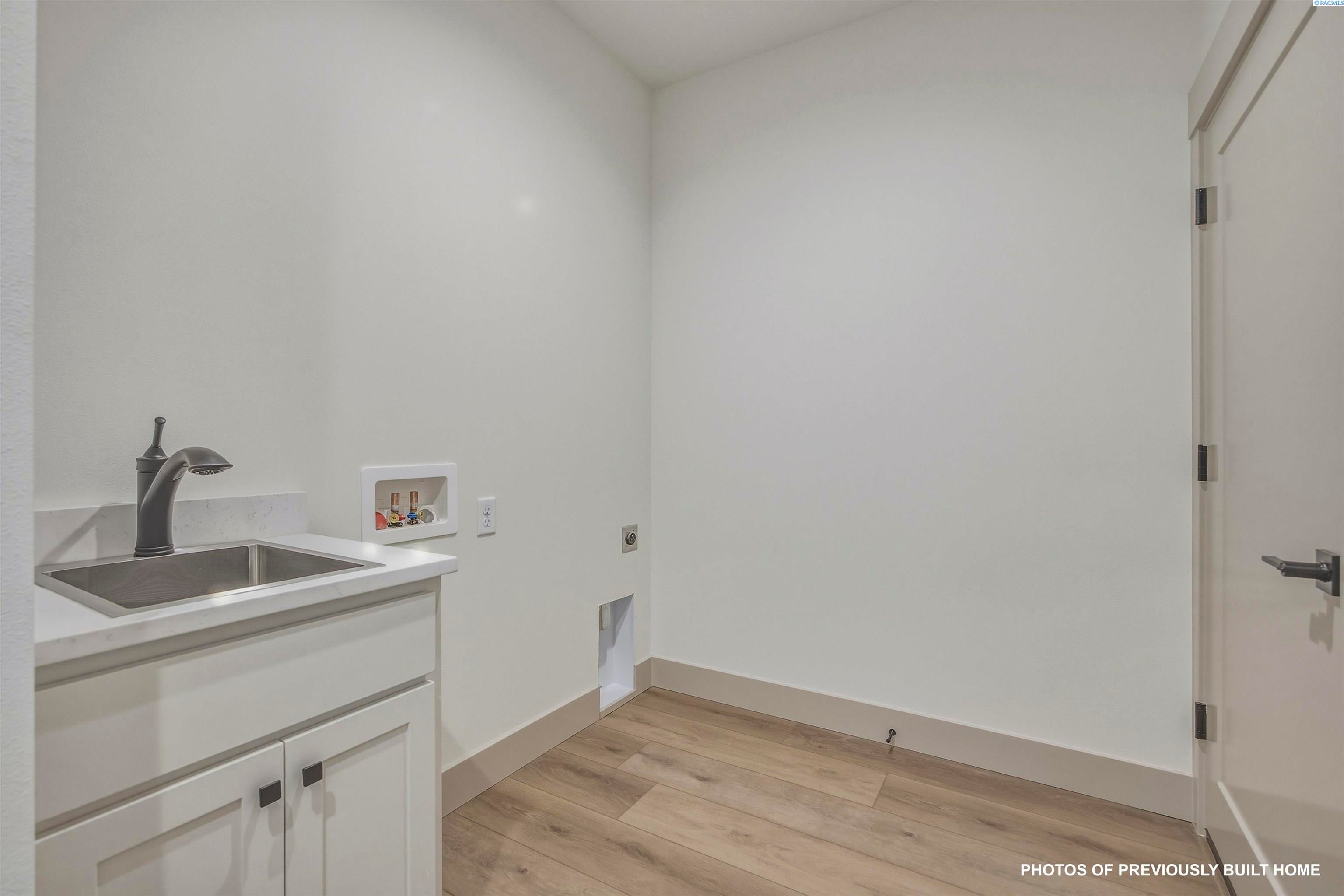 Richland, Washington, 99352, United States, 4 Bedrooms Bedrooms, ,3 BathroomsBathrooms,Residential,For Sale,2048116