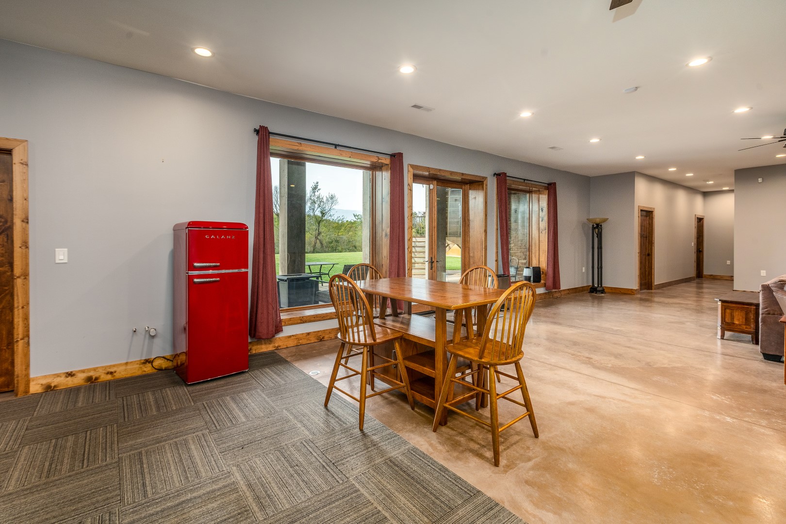 Carbondale, Illinois, 62902, United States, 3 Bedrooms Bedrooms, ,8 BathroomsBathrooms,Residential,For Sale,1986074