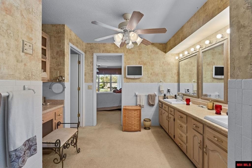 Mountain Home, Arkansas, 72653, United States, 3 Bedrooms Bedrooms, ,4 BathroomsBathrooms,Residential,For Sale,2036578