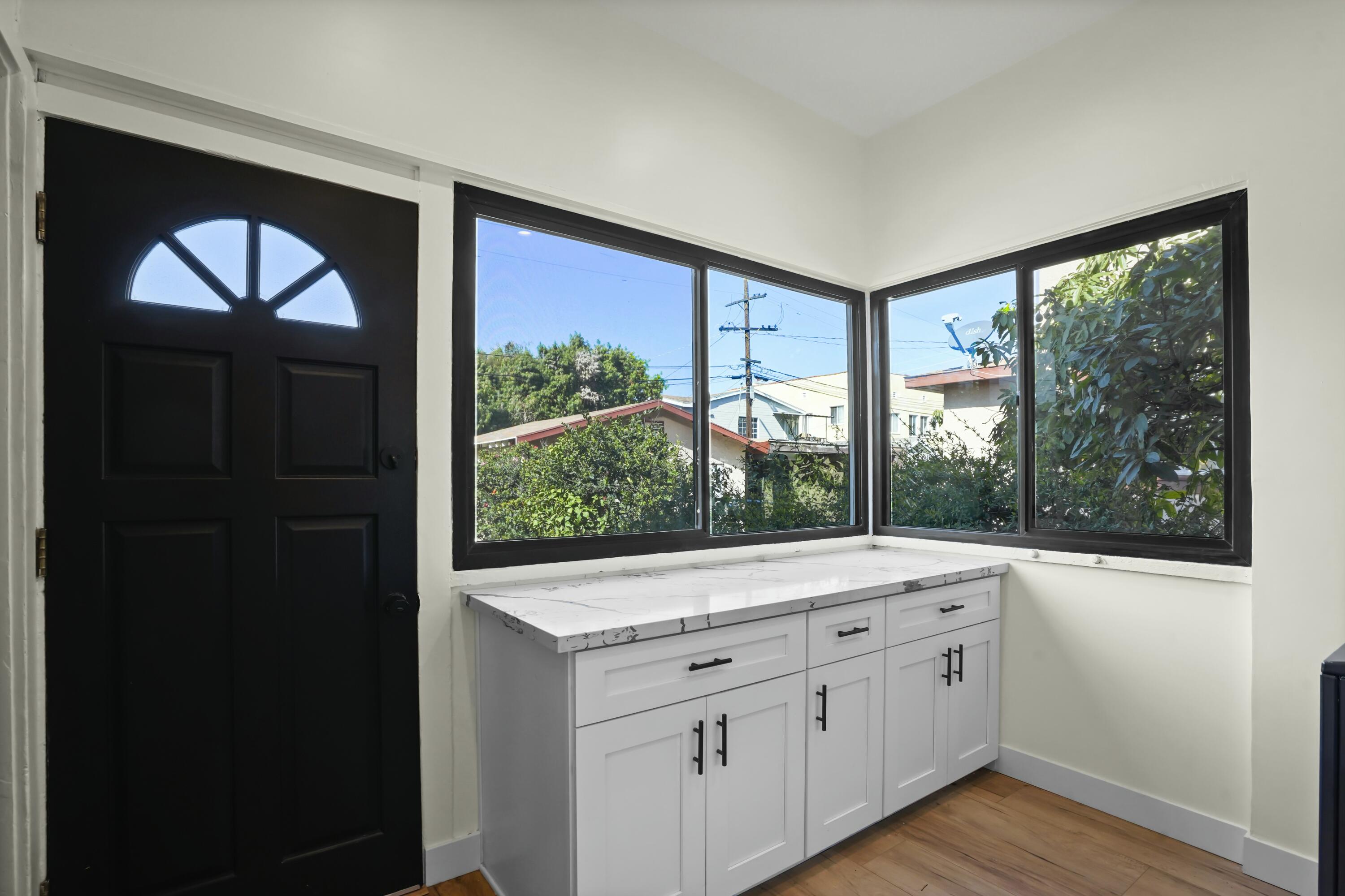 Los Angeles, California, 90007, United States, 5 Bedrooms Bedrooms, ,3 BathroomsBathrooms,Residential,For Sale,1979563