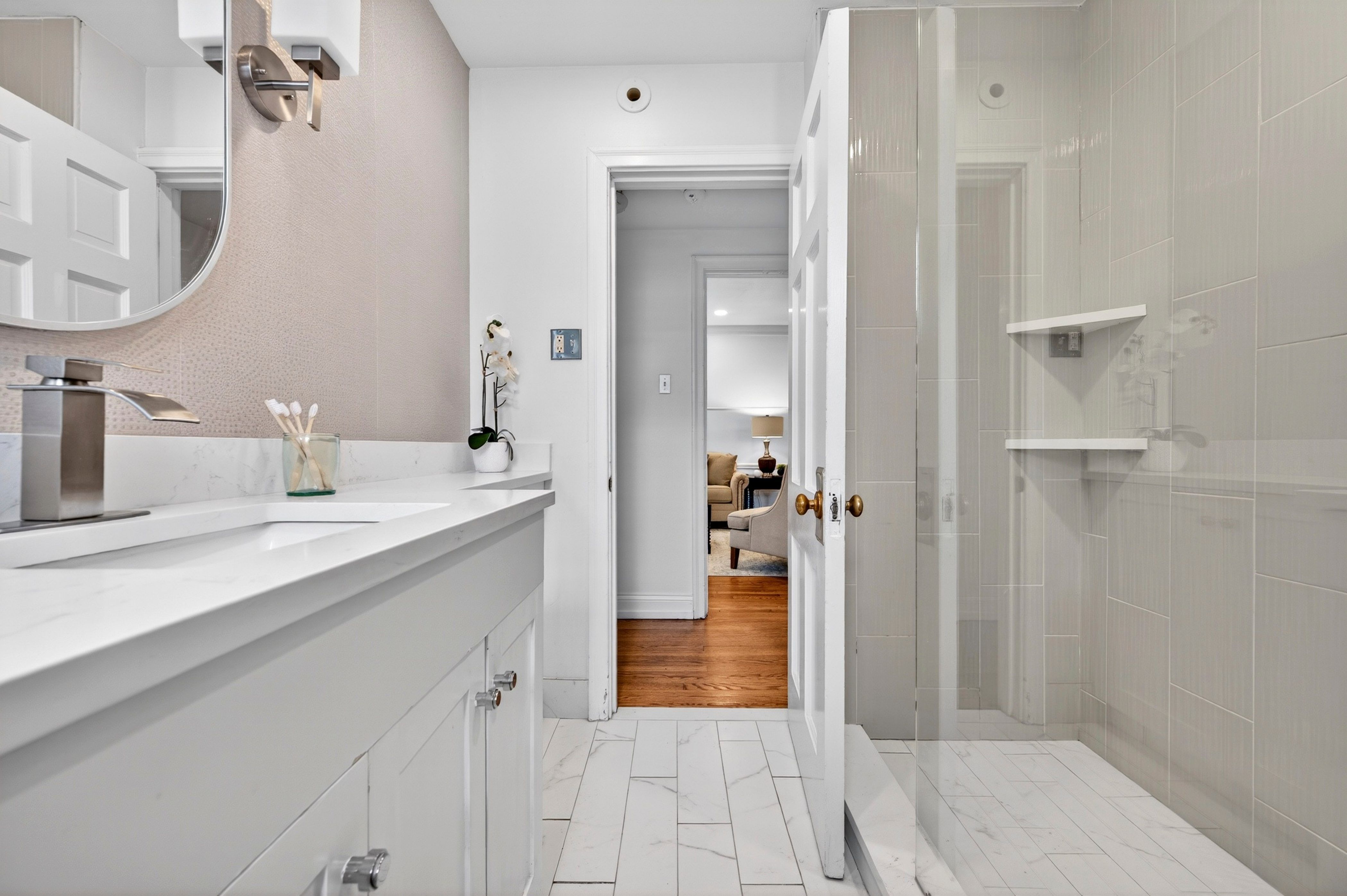 Charming 2-Bed, 2-Bath Second-Floor Unit with Modern Updates - 物件實景