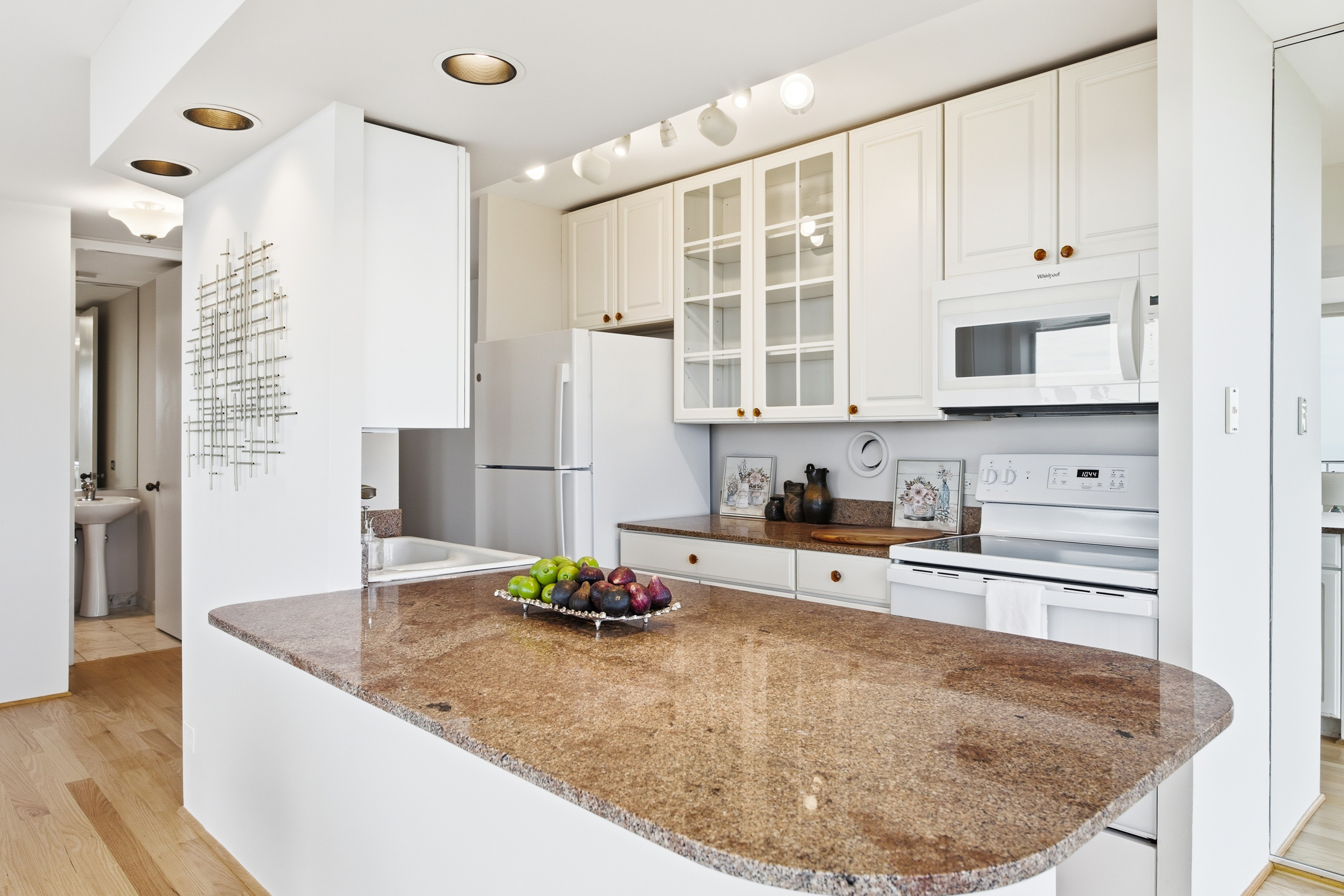  Spectacular 2-bedroom, 2-bath Corner Residence Perched High Above Lincoln Park - 物件實景