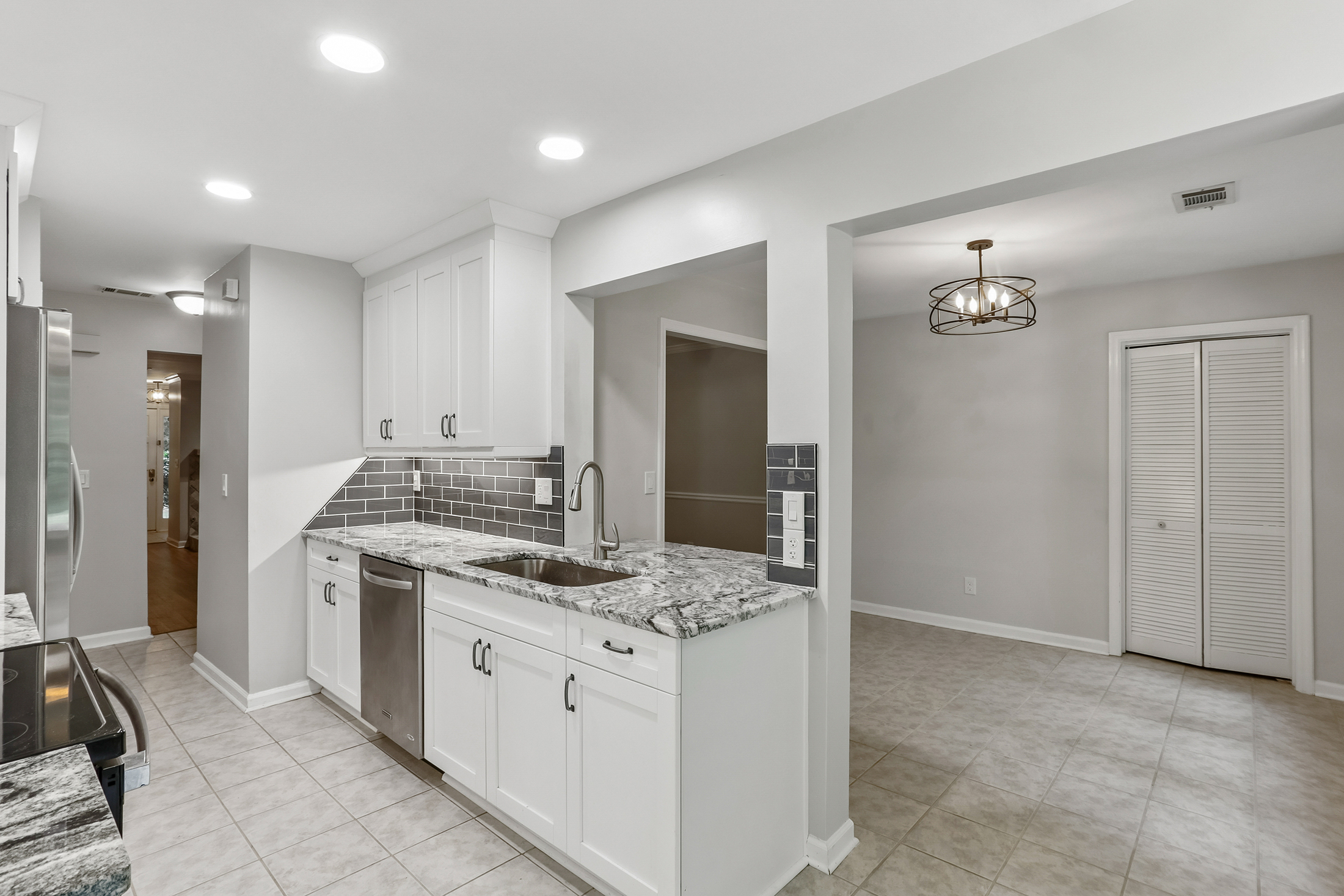  Completely Renovated Move-In Ready End Unit - 物件實景