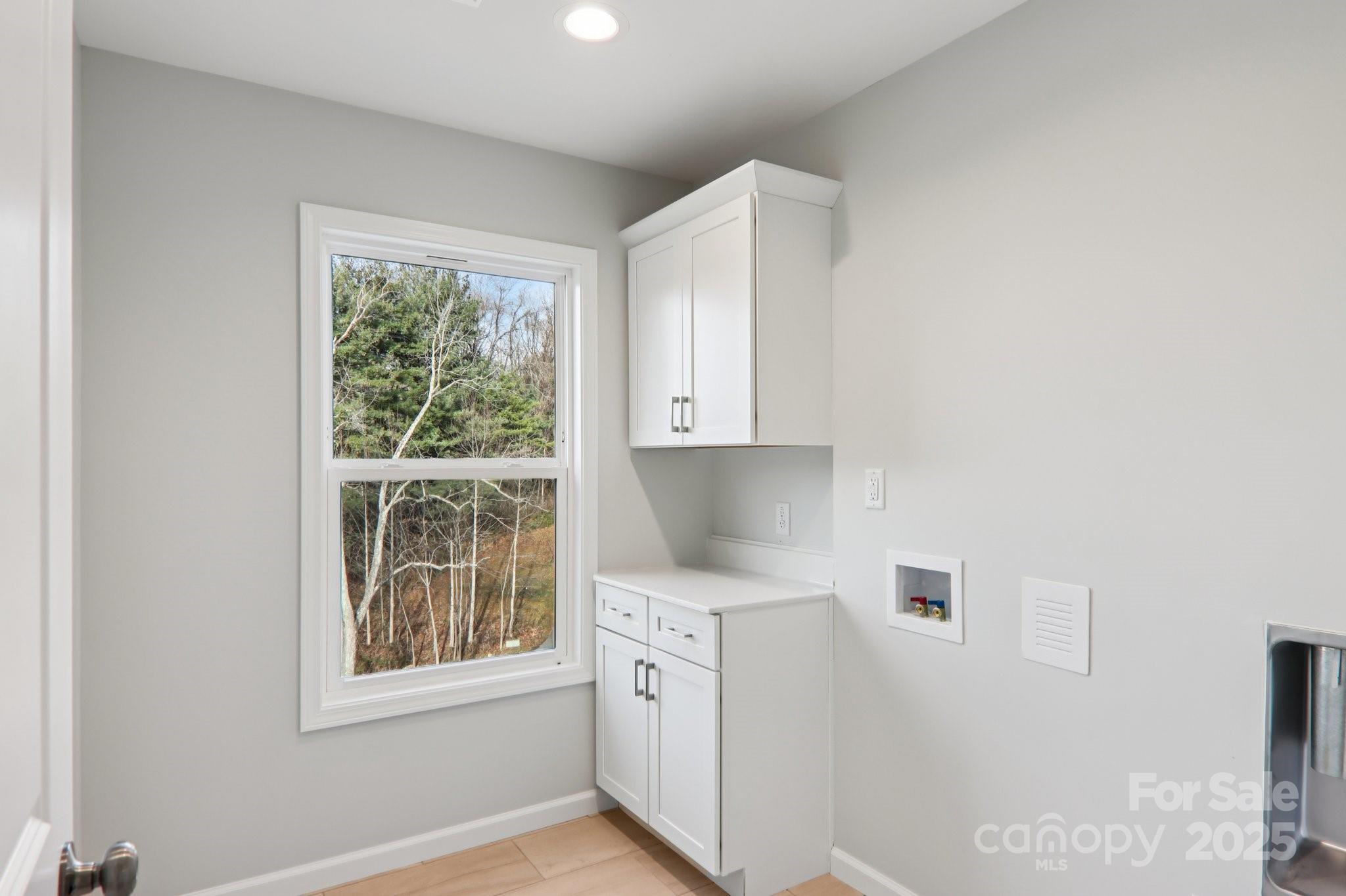 Candler, North Carolina, 28715, United States, 3 Bedrooms Bedrooms, ,3 BathroomsBathrooms,Residential,For Sale,2002526