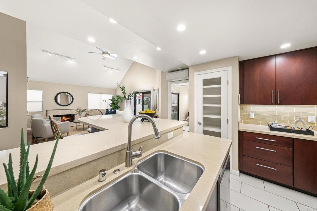 San Diego, California, 92101, United States, 2 Bedrooms Bedrooms, ,2 BathroomsBathrooms,Residential,For Sale,1760340