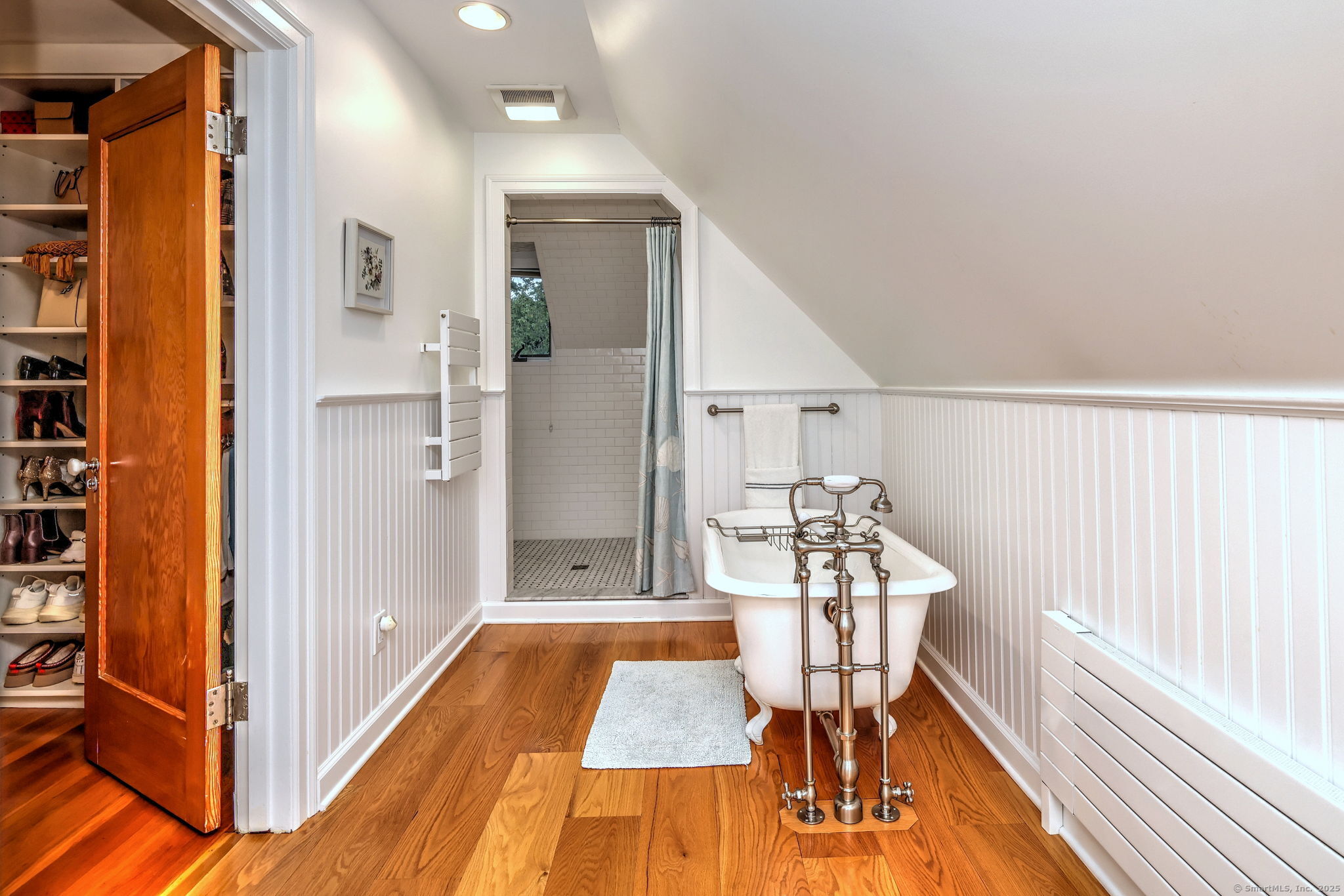 Hamden, Connecticut, 06517, United States, 5 Bedrooms Bedrooms, ,4 BathroomsBathrooms,Residential,For Sale,1924978