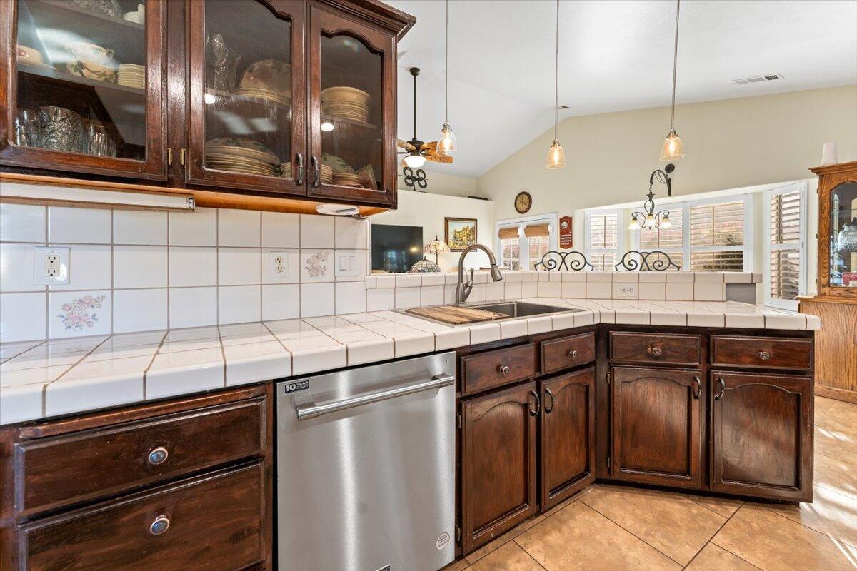 Redding, California, 96001, United States, 3 Bedrooms Bedrooms, ,2 BathroomsBathrooms,Residential,For Sale,1949690