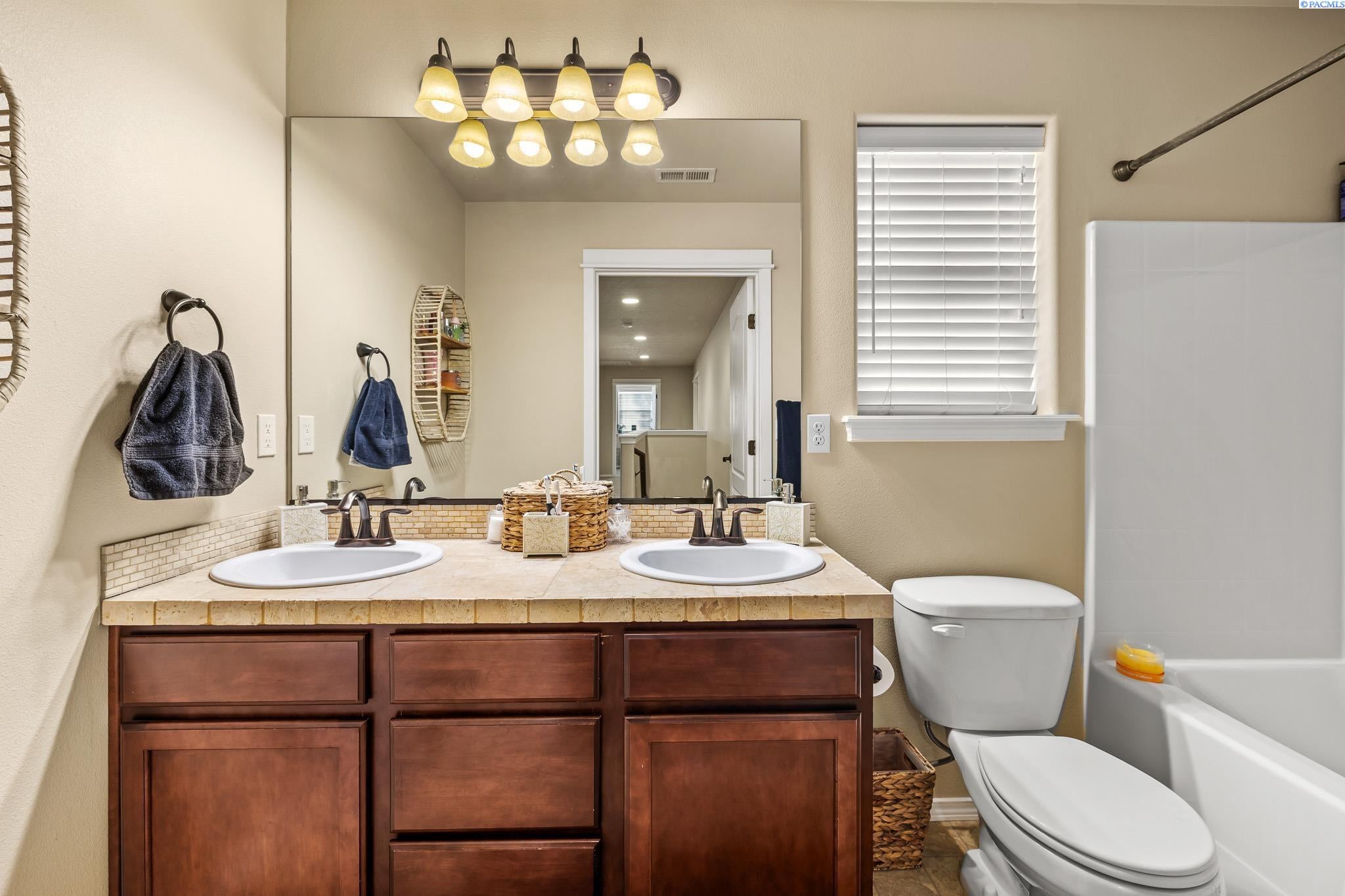 Kennewick, Washington, 99338, United States, 4 Bedrooms Bedrooms, ,3 BathroomsBathrooms,Residential,For Sale,1982934