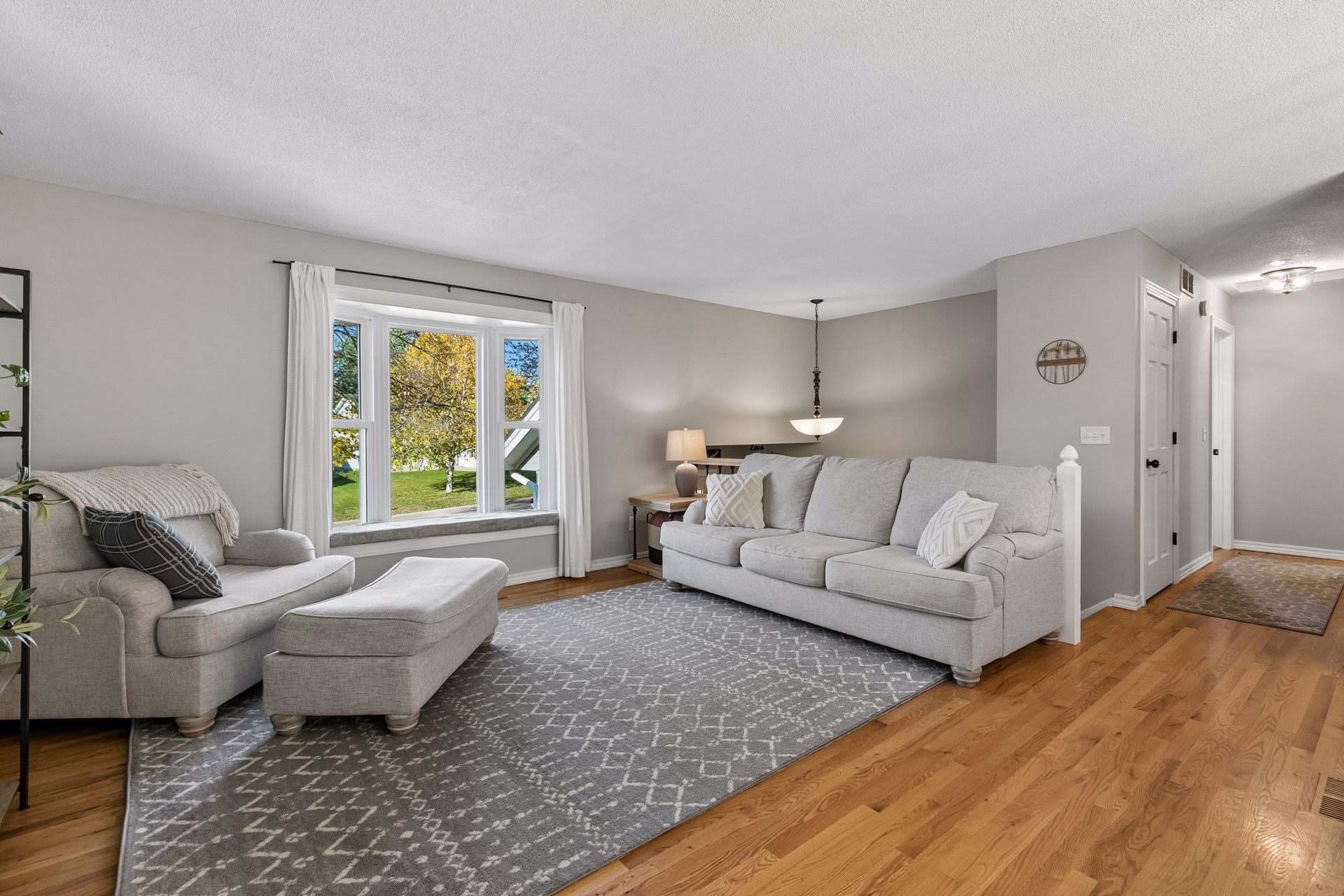  A Light-Filled Home Near Rolling Oaks Park - 物件實景