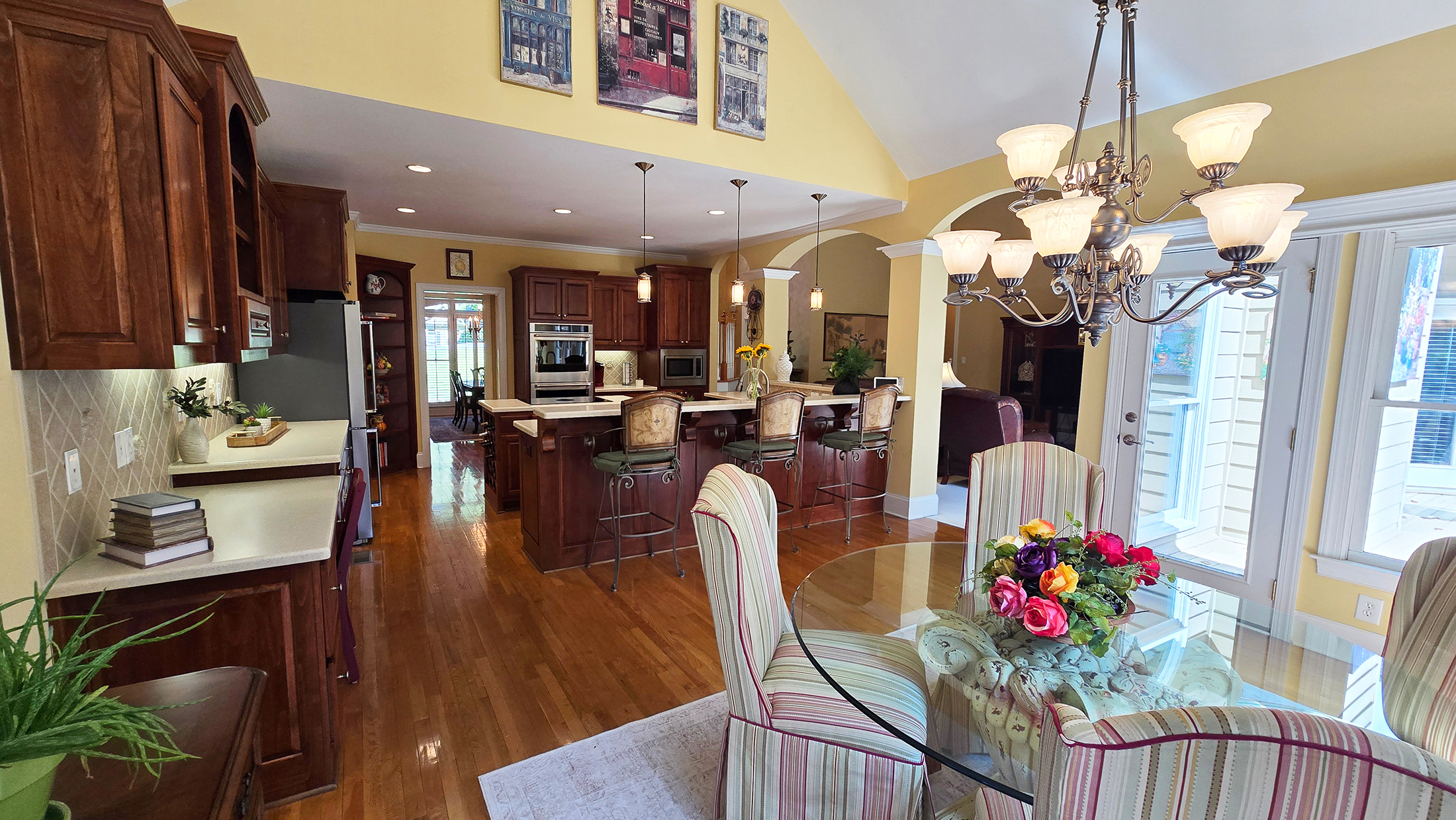  Luxurious Living with Hometown Charm in Hidden River - 物件實景