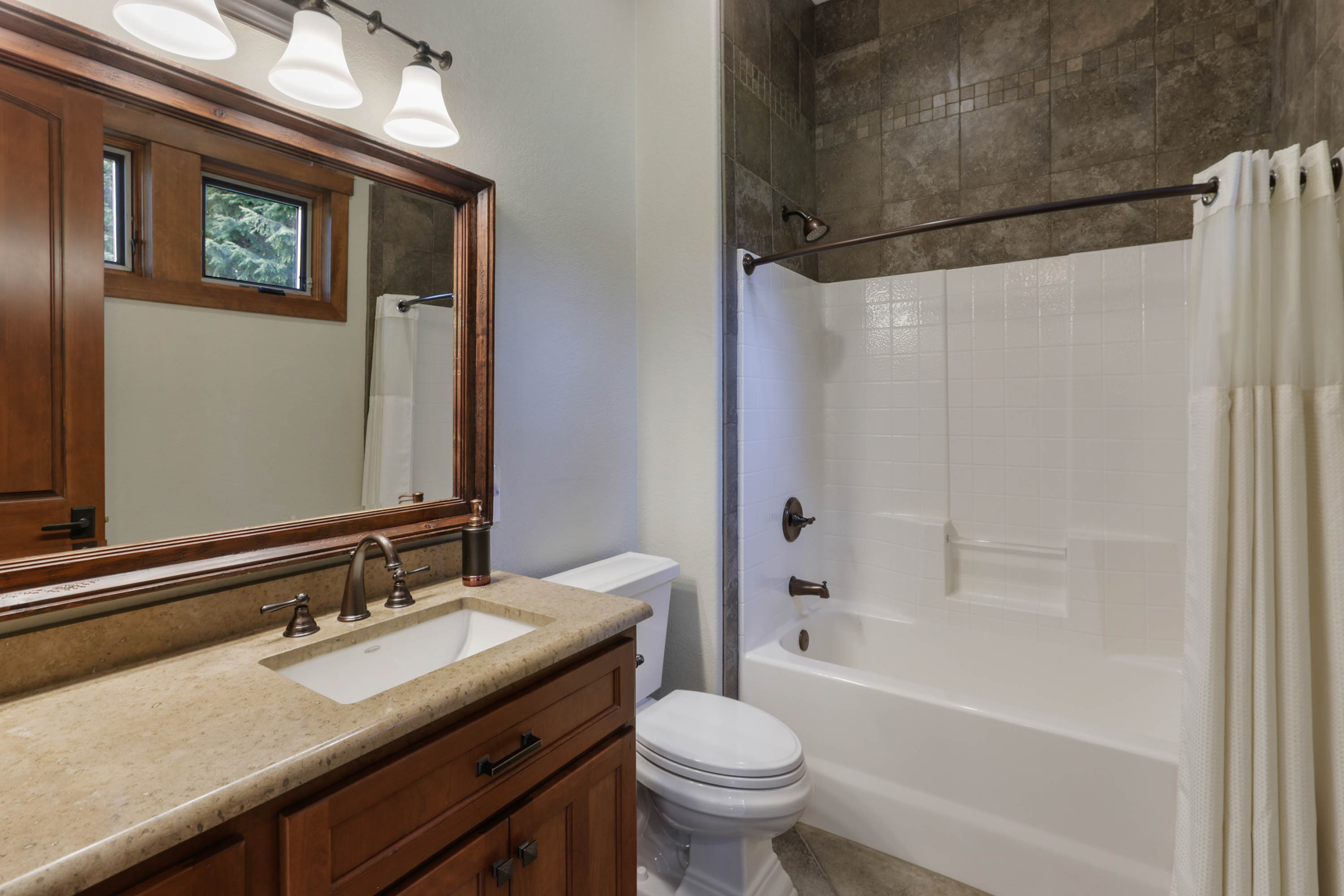 Priest River, Idaho, 83856, United States, 4 Bedrooms Bedrooms, ,5 BathroomsBathrooms,Residential,For Sale,1921614