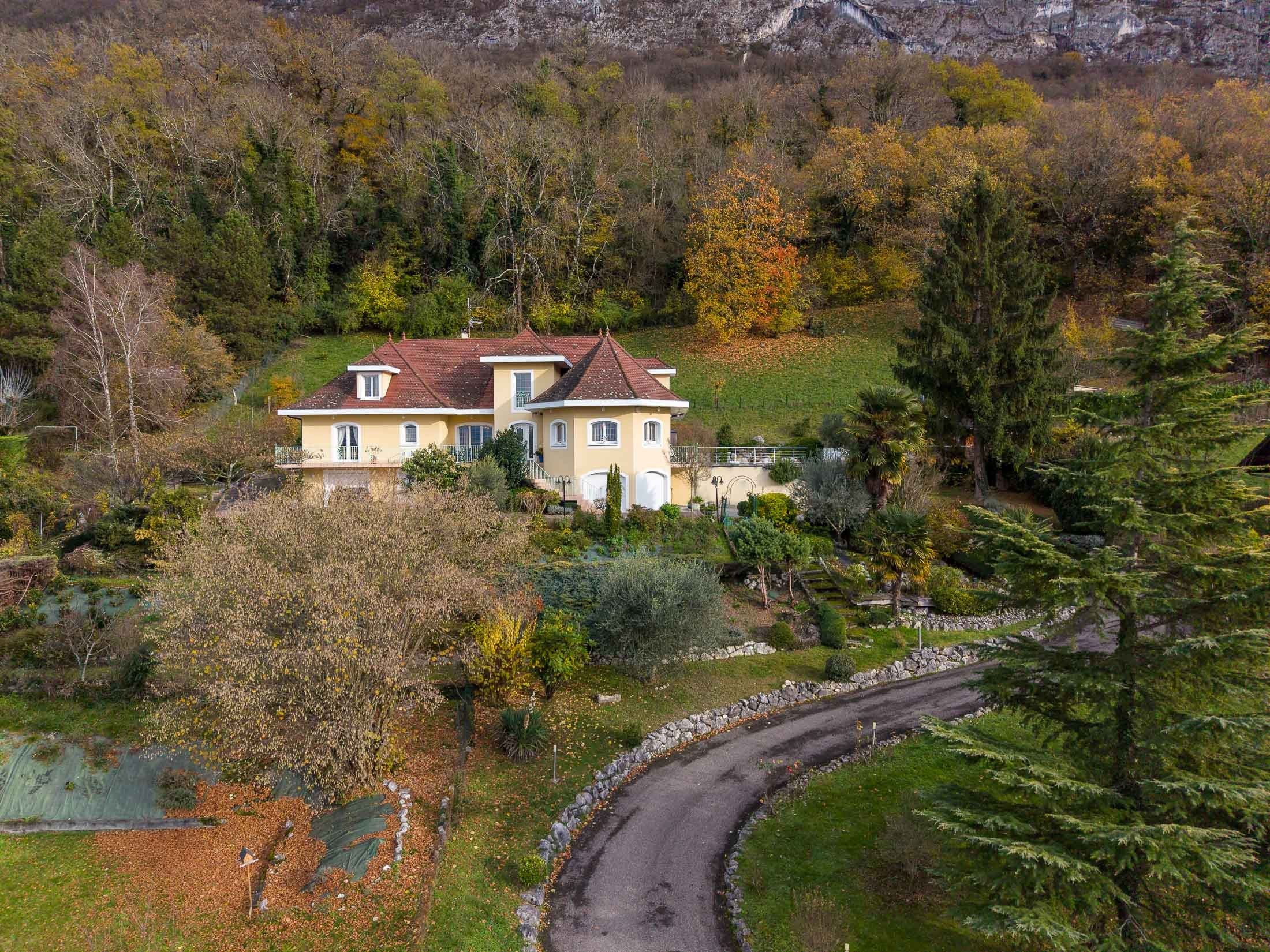  Exceptional Property with Lake and Mountain Views - 物件實景