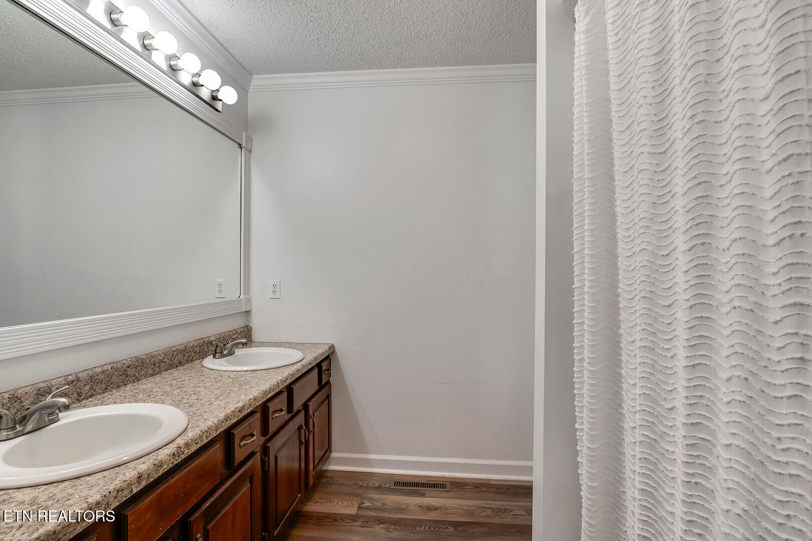 Kingston, Tennessee, 37763, United States, 4 Bedrooms Bedrooms, ,4 BathroomsBathrooms,Residential,For Sale,2011823