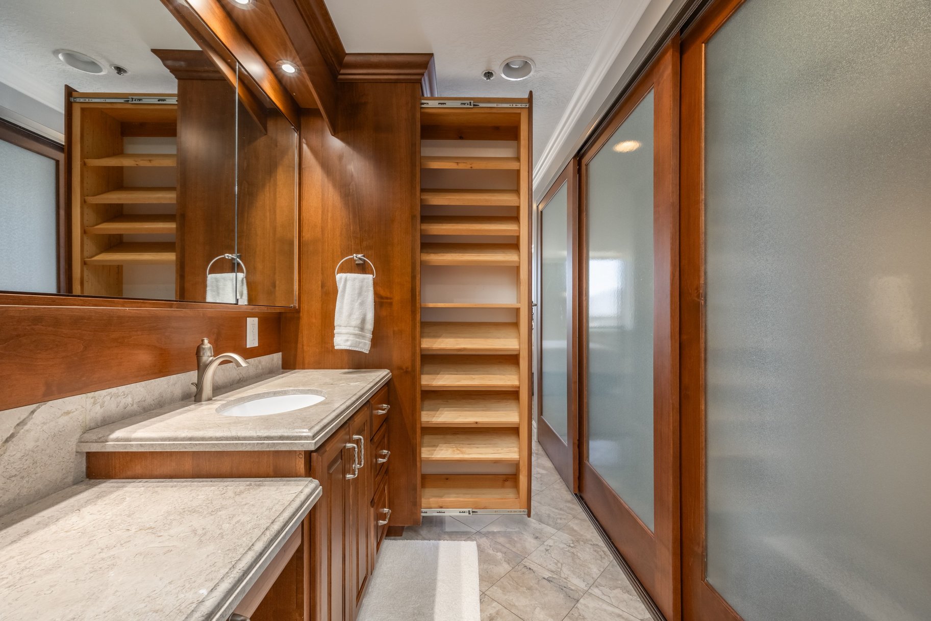  2-Bed Luxury Condo w/ Skyline Views — American Towers - 物件實景