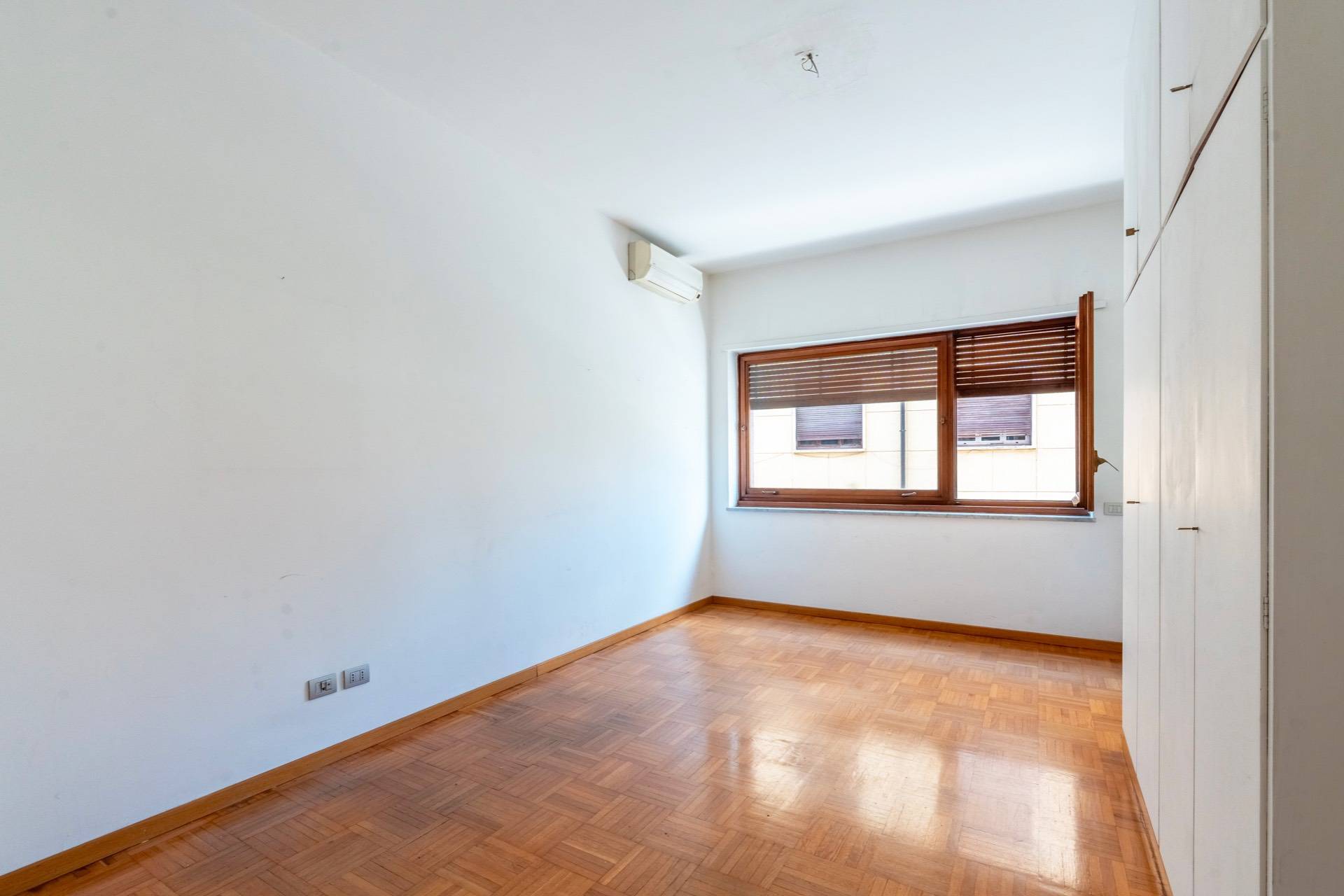 Roma, Roma, 00100, IT, 4 Bedrooms Bedrooms, ,2 BathroomsBathrooms,Residential,For Sale,1836935