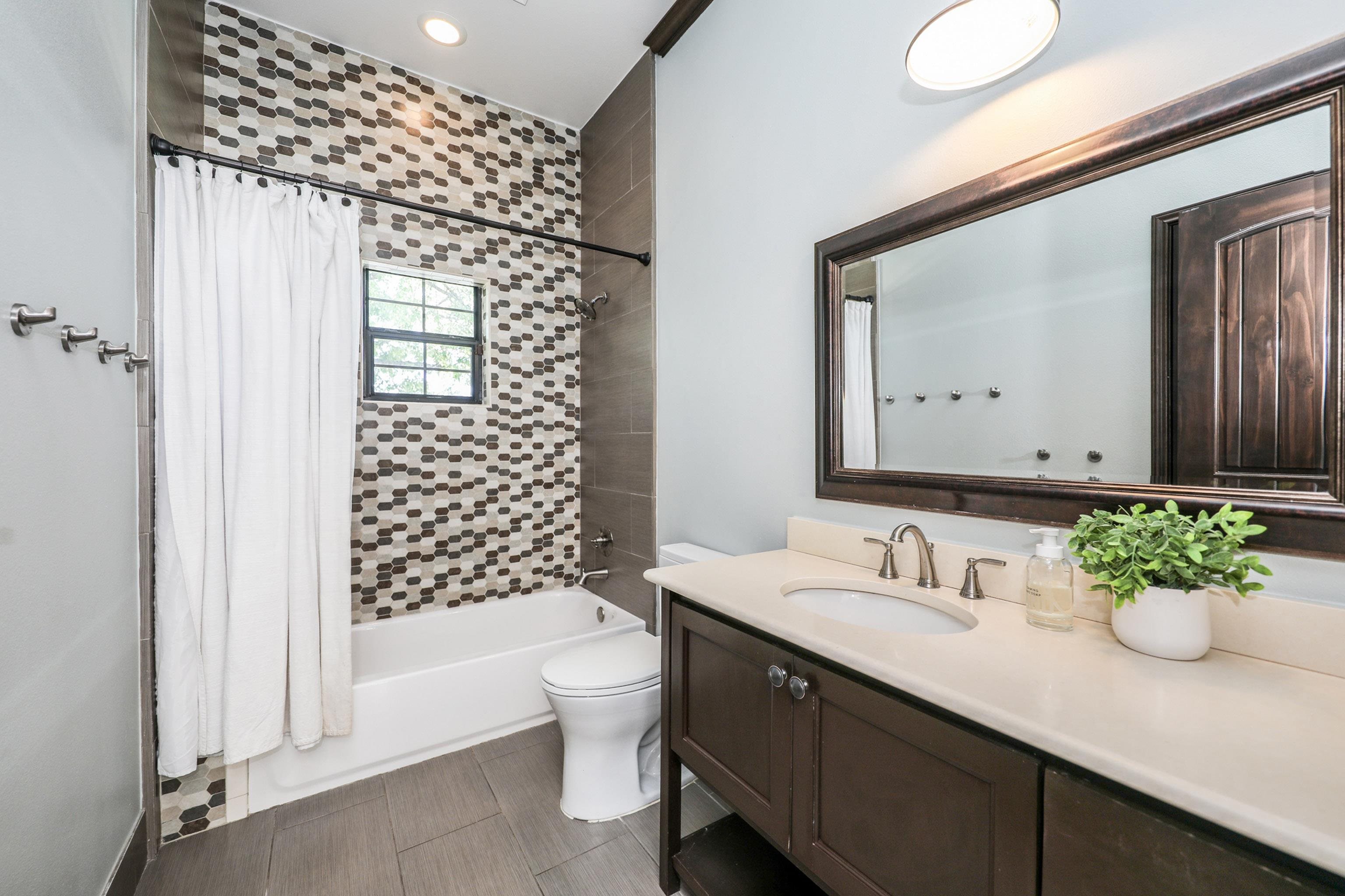 Laredo, Texas, 78041, United States, 4 Bedrooms Bedrooms, ,5 BathroomsBathrooms,Residential,For Sale,1989337