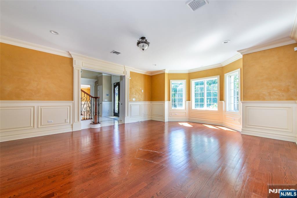Paramus, New Jersey, 07652, United States, 6 Bedrooms Bedrooms, ,6 BathroomsBathrooms,Residential,For Sale,1947985