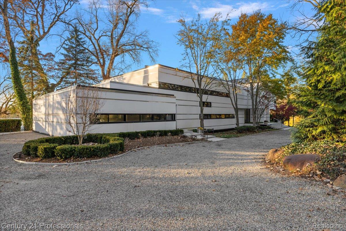 BloomfieldHills, Michigan, 48301, United States, 4 Bedrooms Bedrooms, ,5 BathroomsBathrooms,Residential,For Sale,1996516