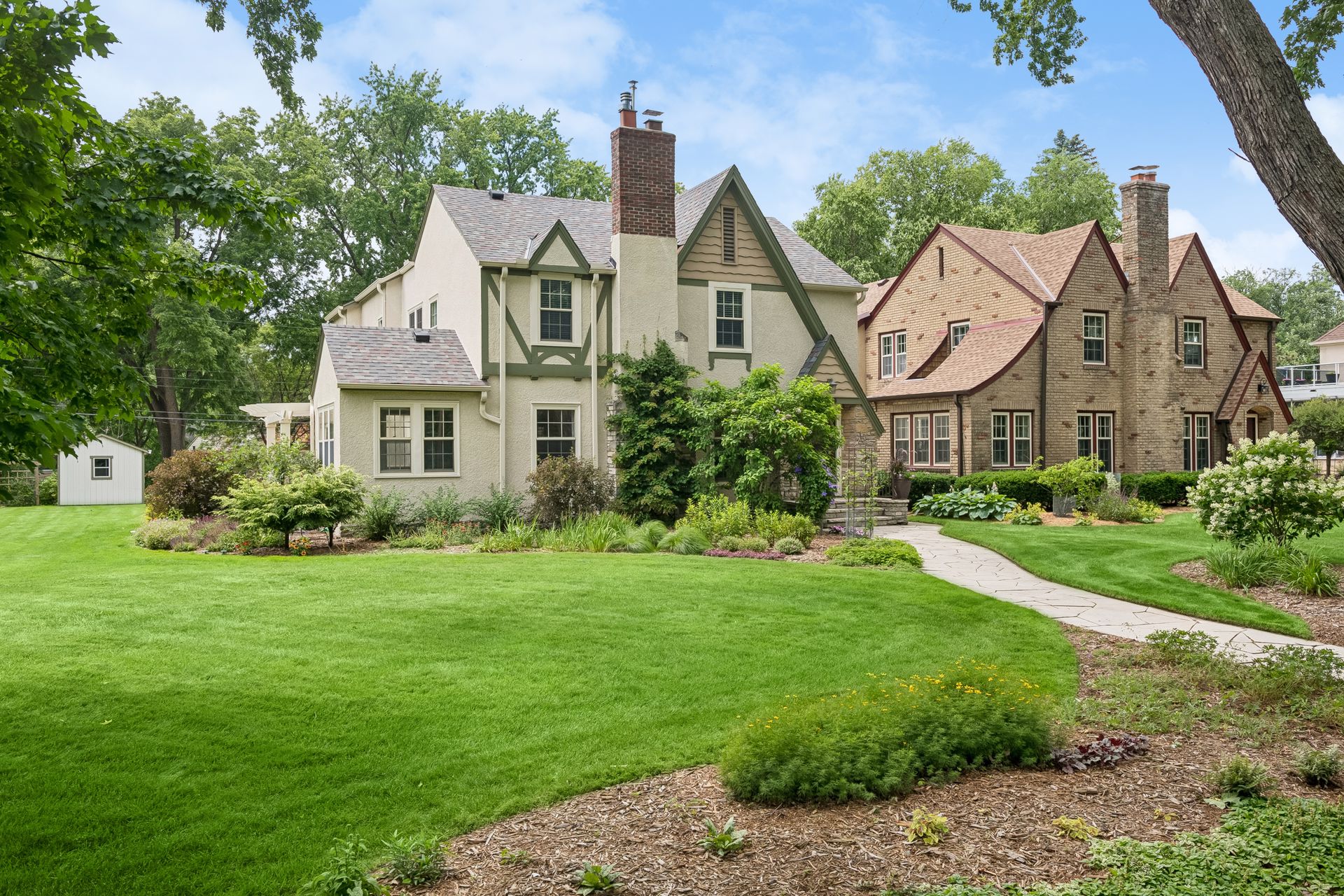  Thoughtfully Updated Tudor on a Rare Oversized Lot - 物件實景
