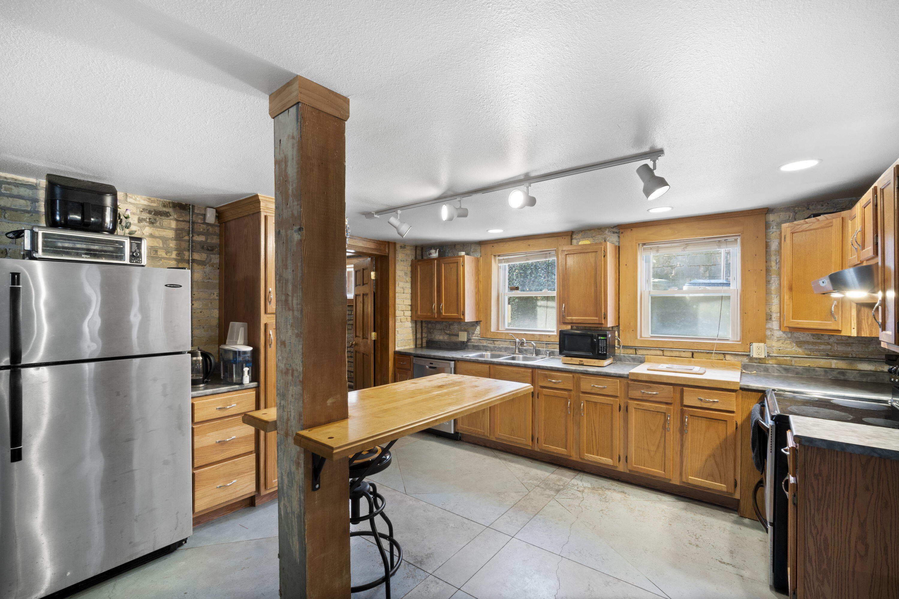 Milwaukee, Wisconsin, 53202, United States, 3 Bedrooms Bedrooms, ,3 BathroomsBathrooms,Residential,For Sale,1982792