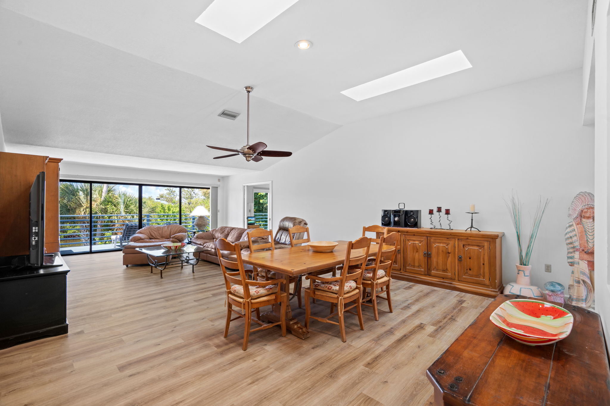 Tarpon Springs, Florida, 34689, United States, 3 Bedrooms Bedrooms, ,2 BathroomsBathrooms,Residential,For Sale,1976239