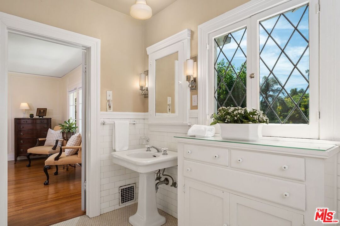 Los Angeles, California, 90004, United States, 5 Bedrooms Bedrooms, ,3 BathroomsBathrooms,Residential,For Sale,1940540