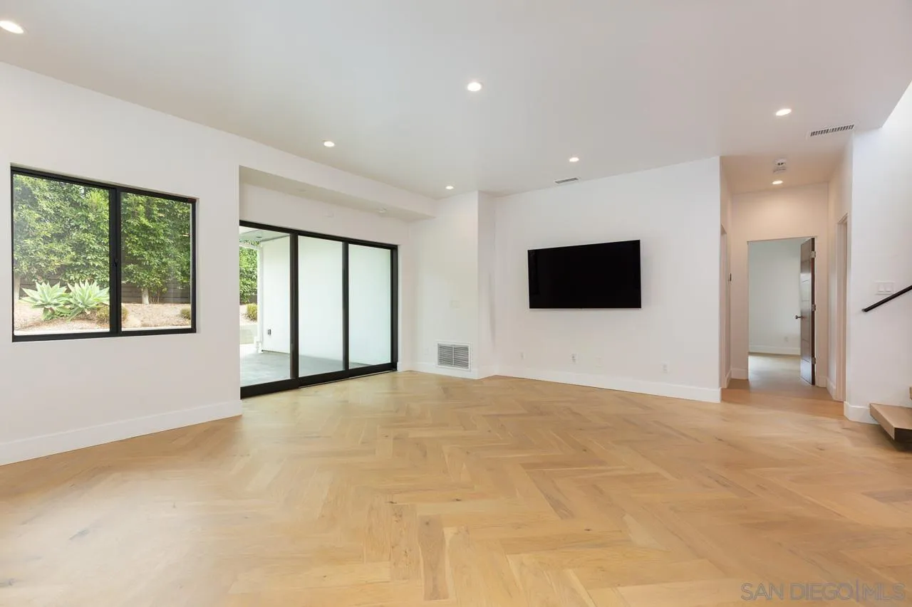 La Jolla, California, 92037, United States, 4 Bedrooms Bedrooms, ,3 BathroomsBathrooms,Residential,For Sale,1992074