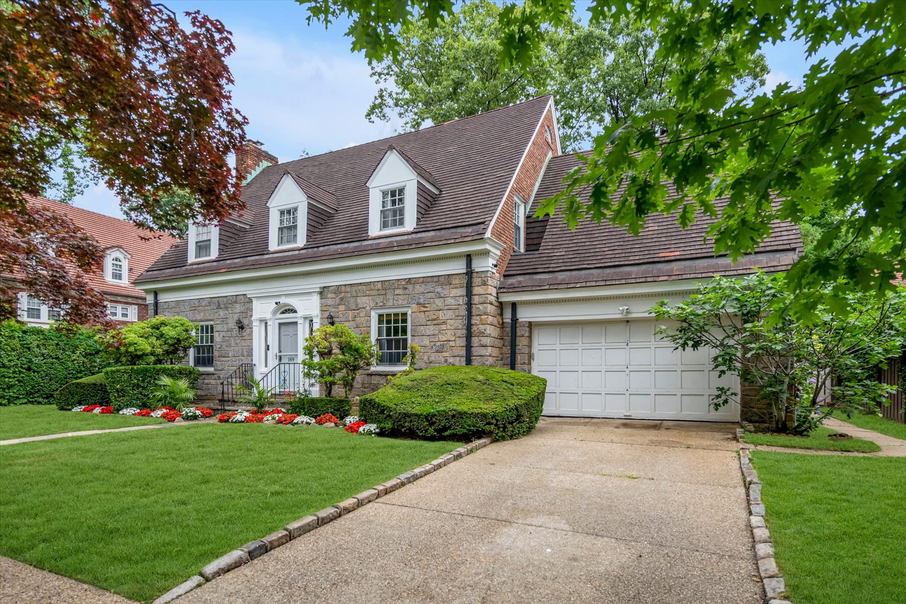  “DETACHED BRICK AND STONE HOME IN FOREST HILLS GARDENS? - 物件實景