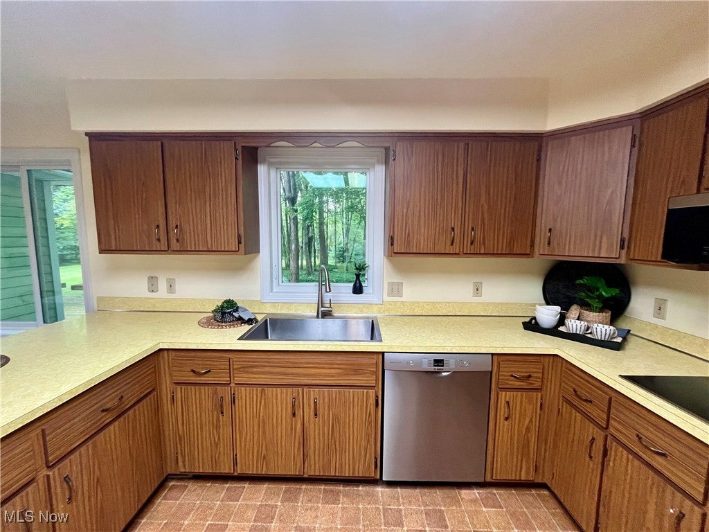 Novelty, Ohio, 44072, United States, 4 Bedrooms Bedrooms, ,3 BathroomsBathrooms,Residential,For Sale,1916255