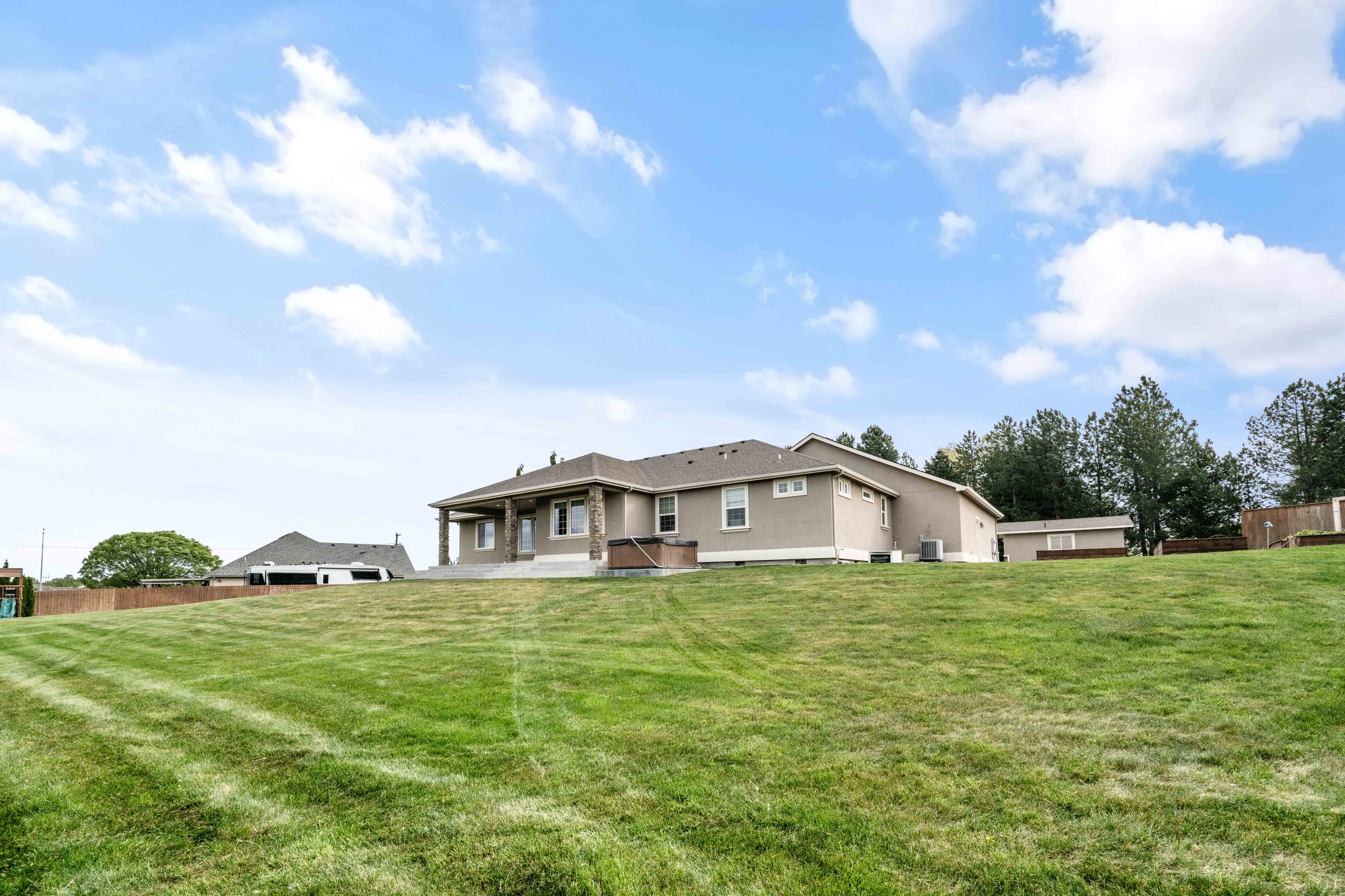  Custom Built on 1 Acre - 物件實景