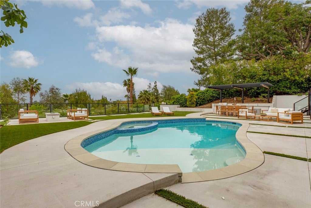 Encino, California, 91316, United States, 6 Bedrooms Bedrooms, ,5 BathroomsBathrooms,Residential,For Sale,1938851